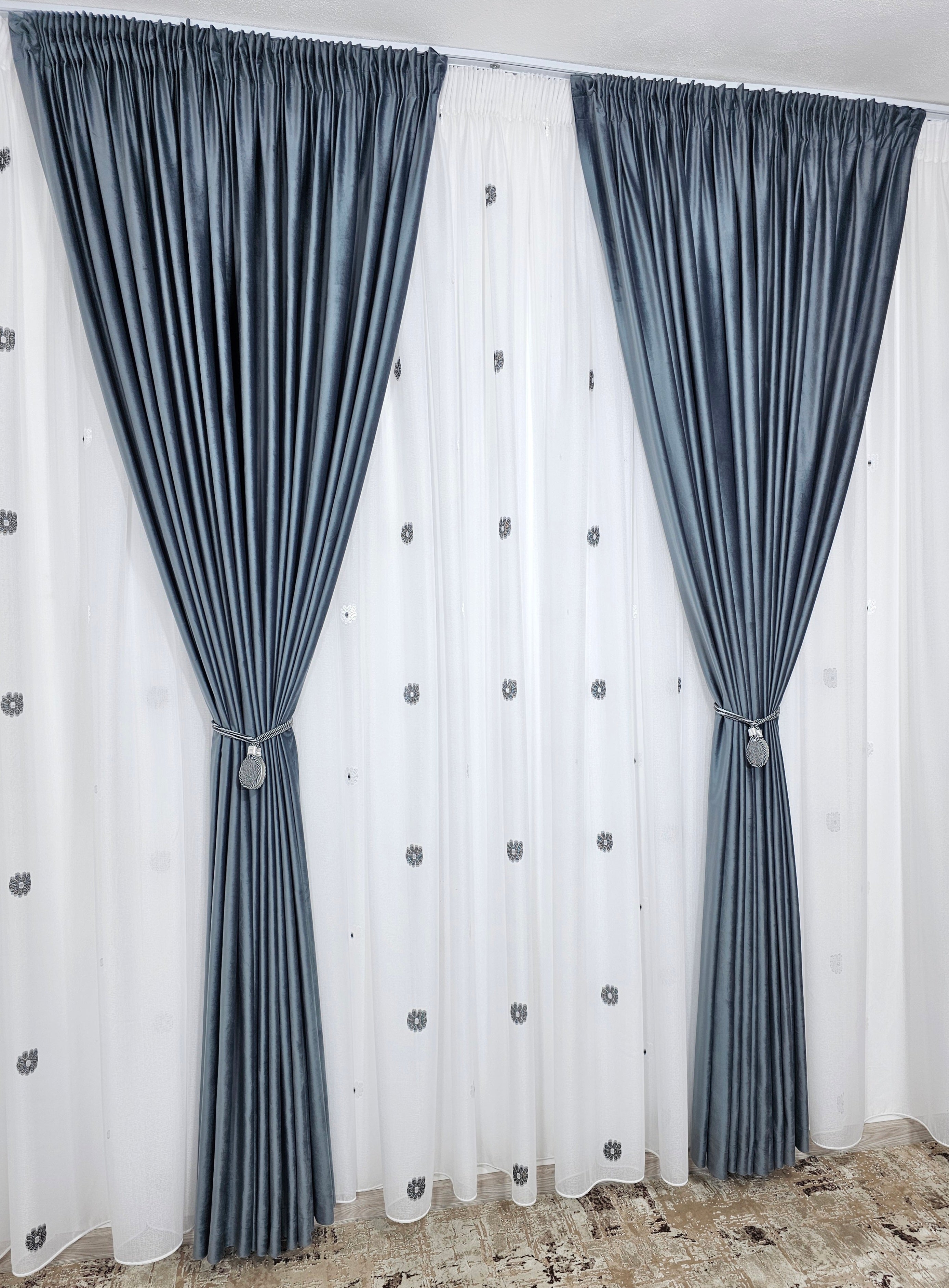 Set Dora: perdea alba din in cristal cu flori alb-gri si draperie catifea gri