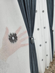 Perdea Dora alba din material plin ca textura in cristal cu flori alb-gri