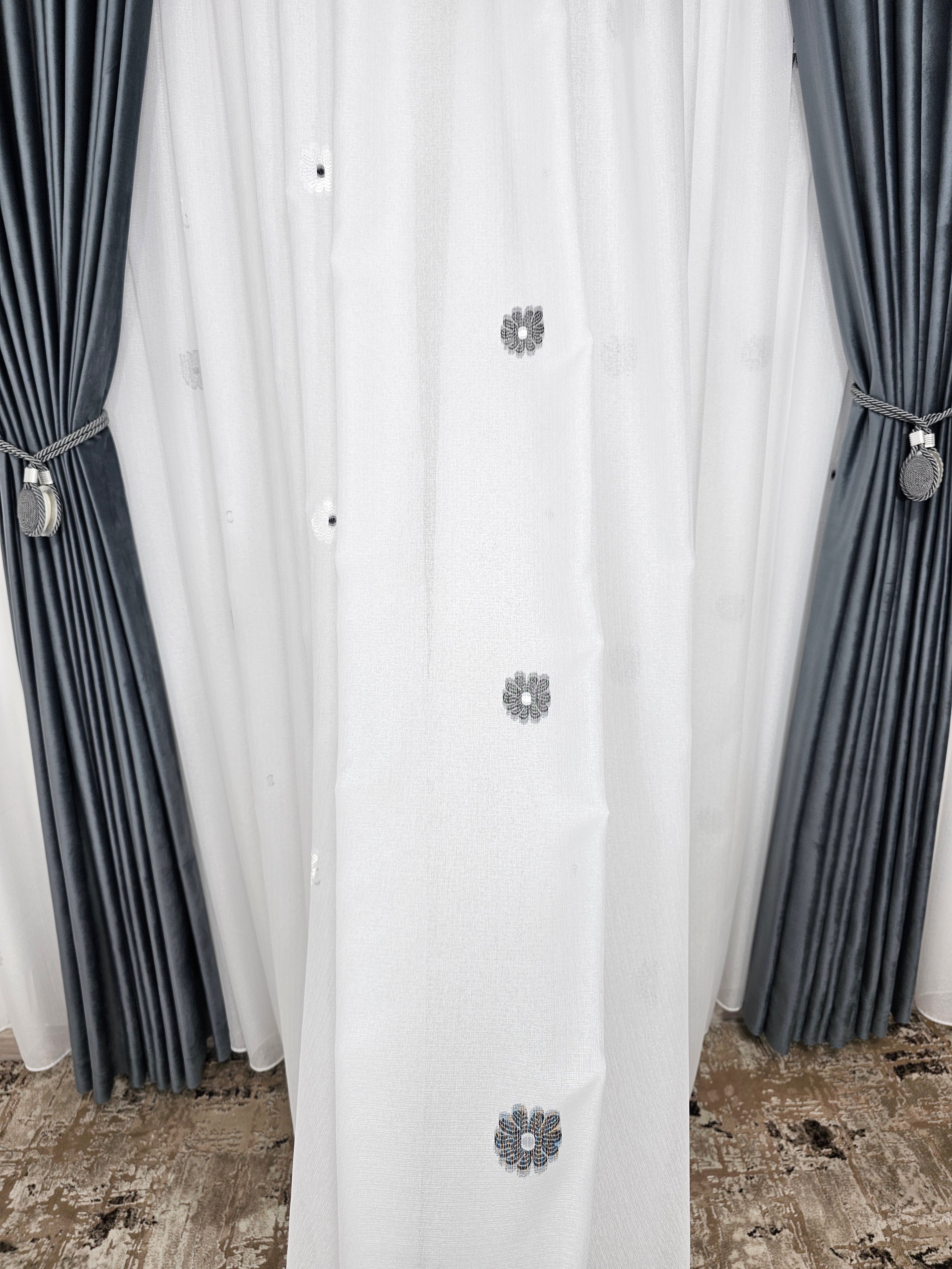 Set Dora: perdea alba din in cristal cu flori alb-gri si draperie catifea gri