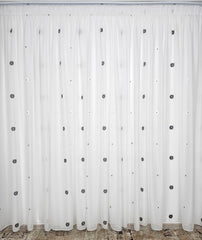 Set Dora: perdea alba din in cristal cu flori alb-gri si draperie catifea gri