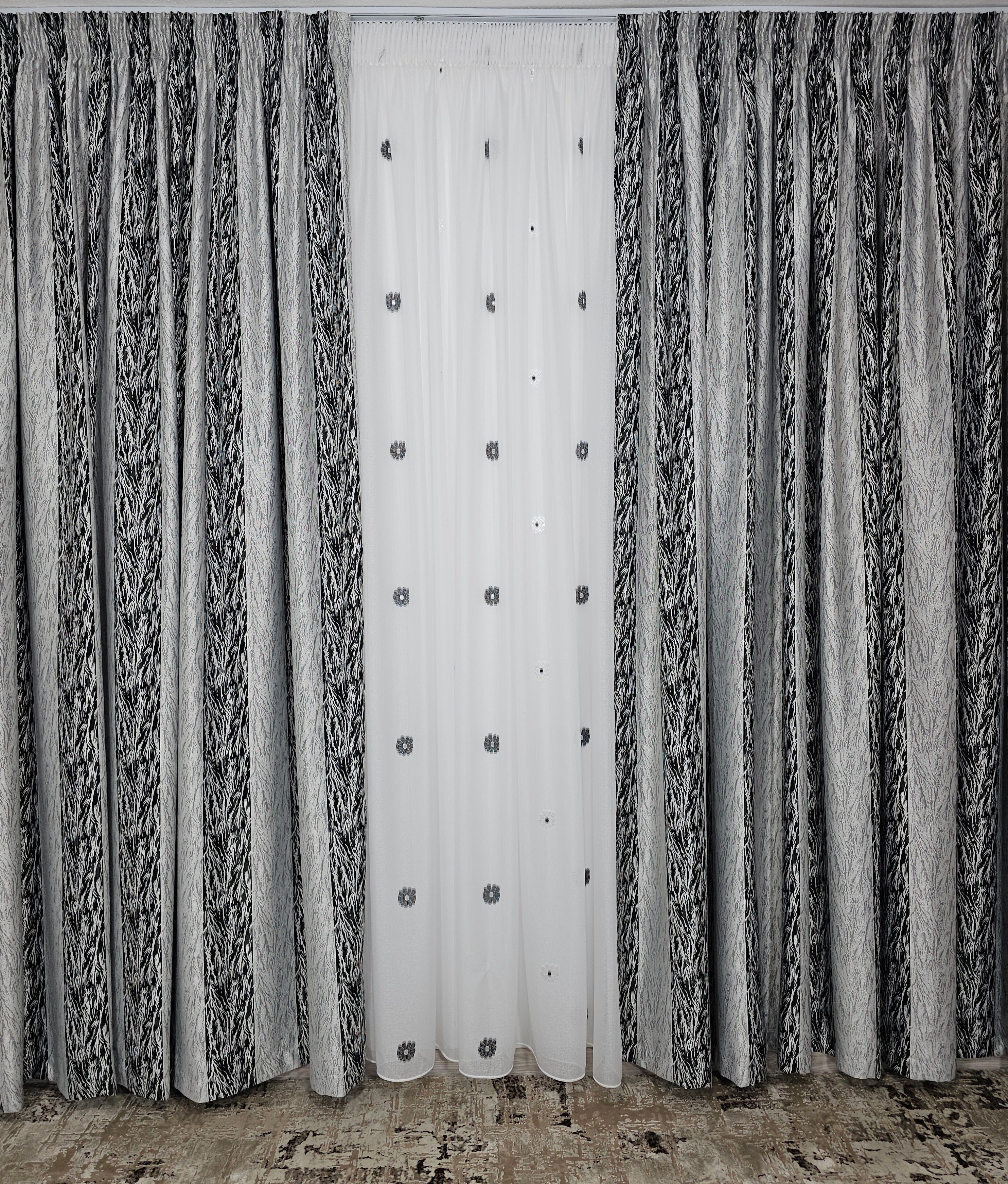 Set Remus: perdea alba din in cristal cu flori alb-gri si draperie blackout gri-negru