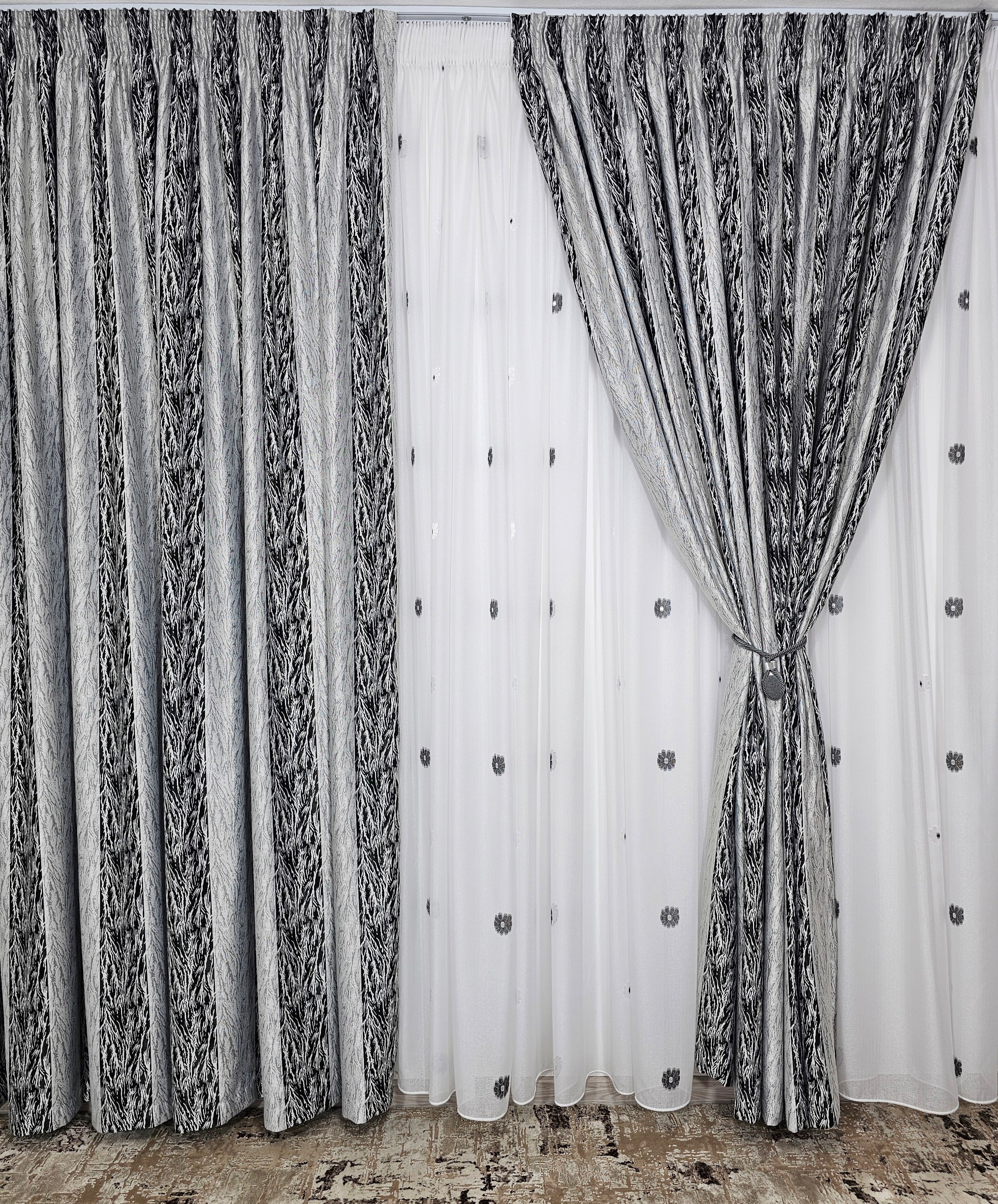 Set Remus: perdea alba din in cristal cu flori alb-gri si draperie blackout gri-negru