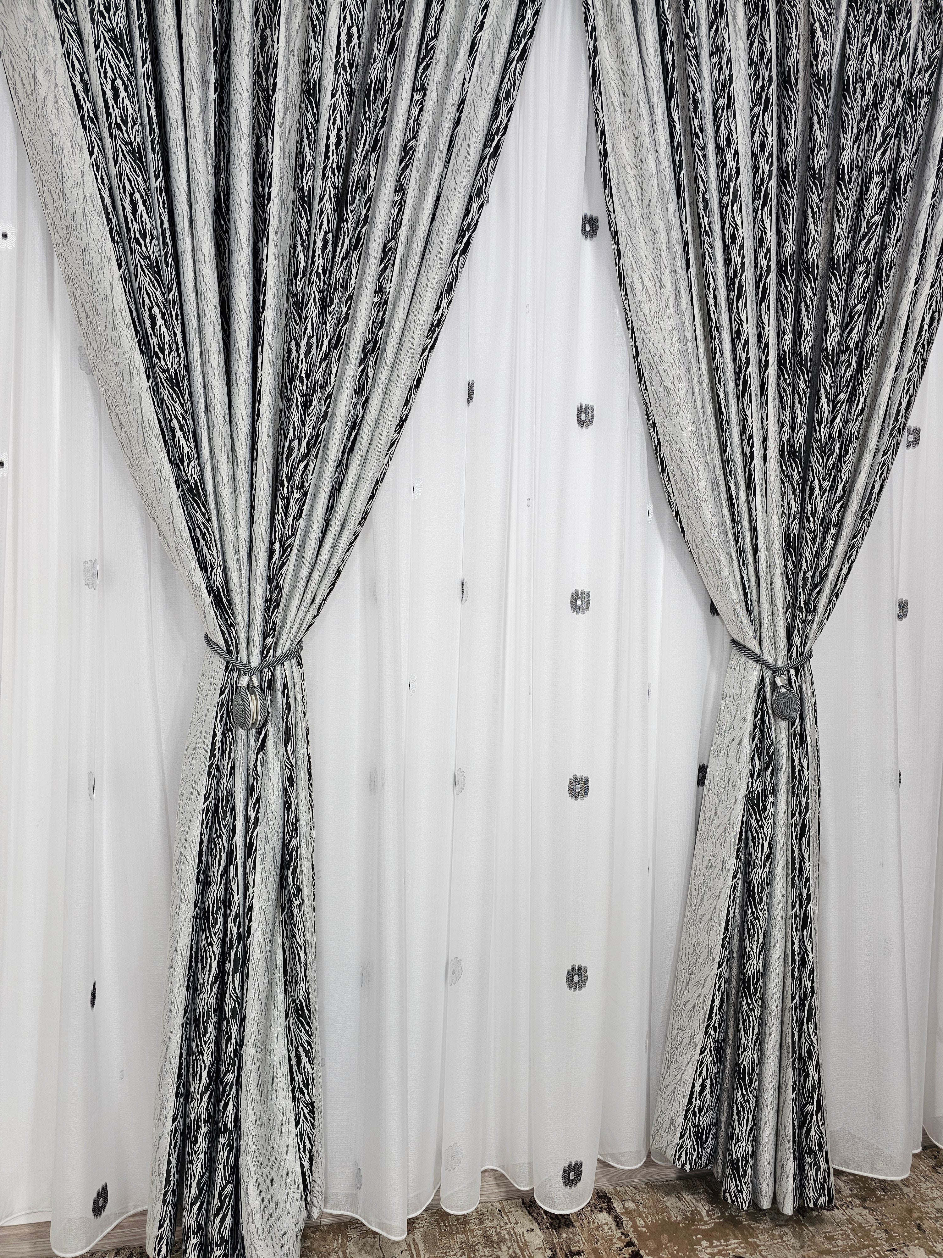 Set Remus: perdea alba din in cristal cu flori alb-gri si draperie blackout gri-negru