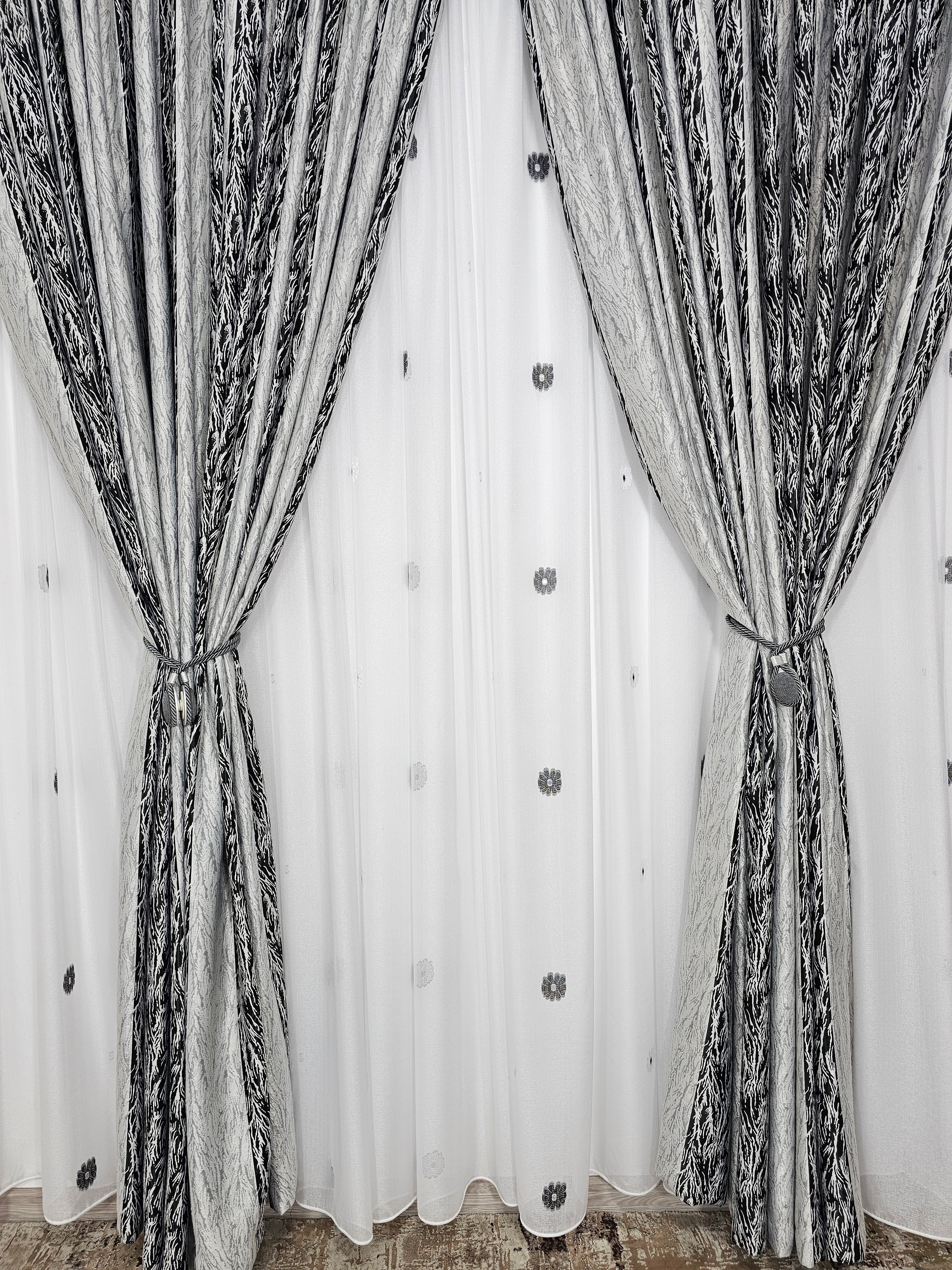 Set Remus: perdea alba din in cristal cu flori alb-gri si draperie blackout gri-negru