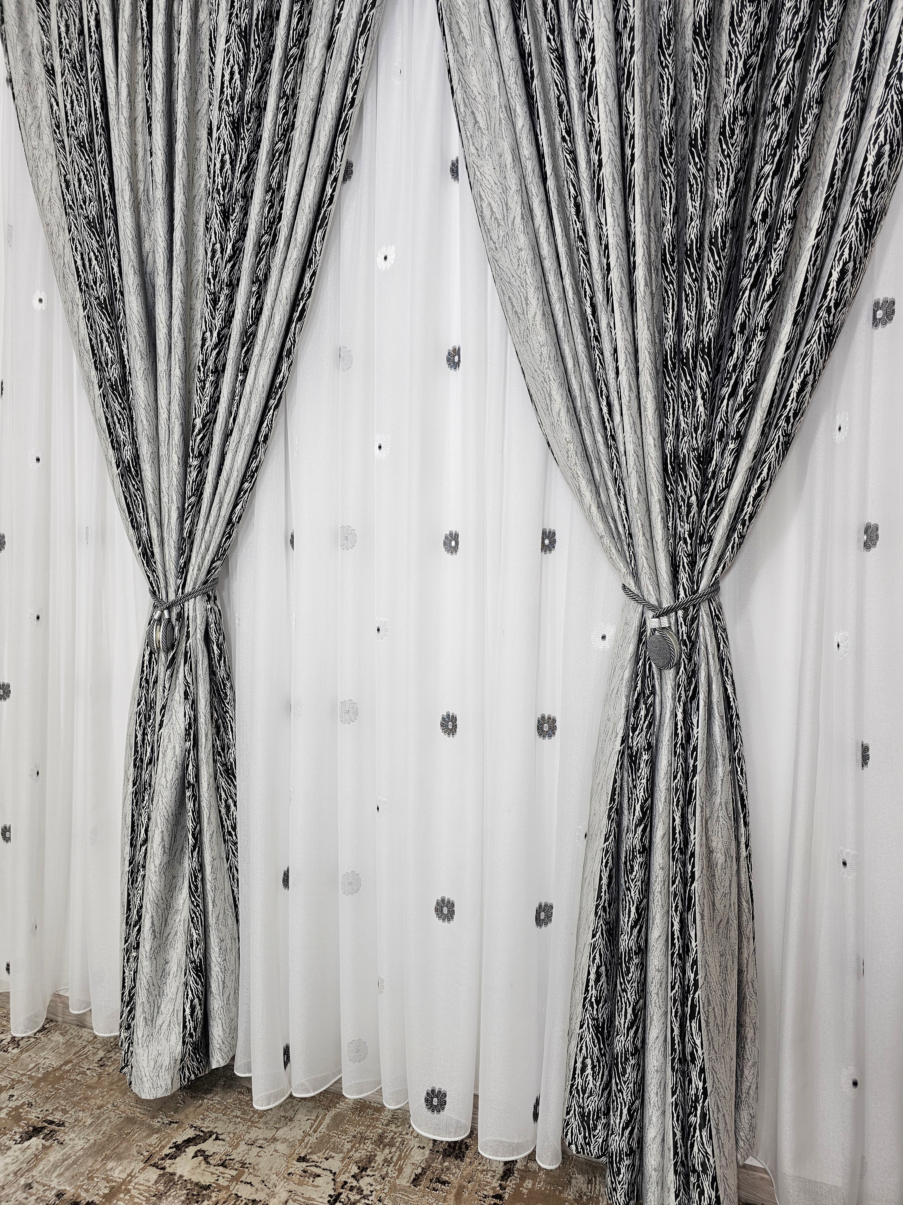 Set Remus: perdea alba din in cristal cu flori alb-gri si draperie blackout gri-negru