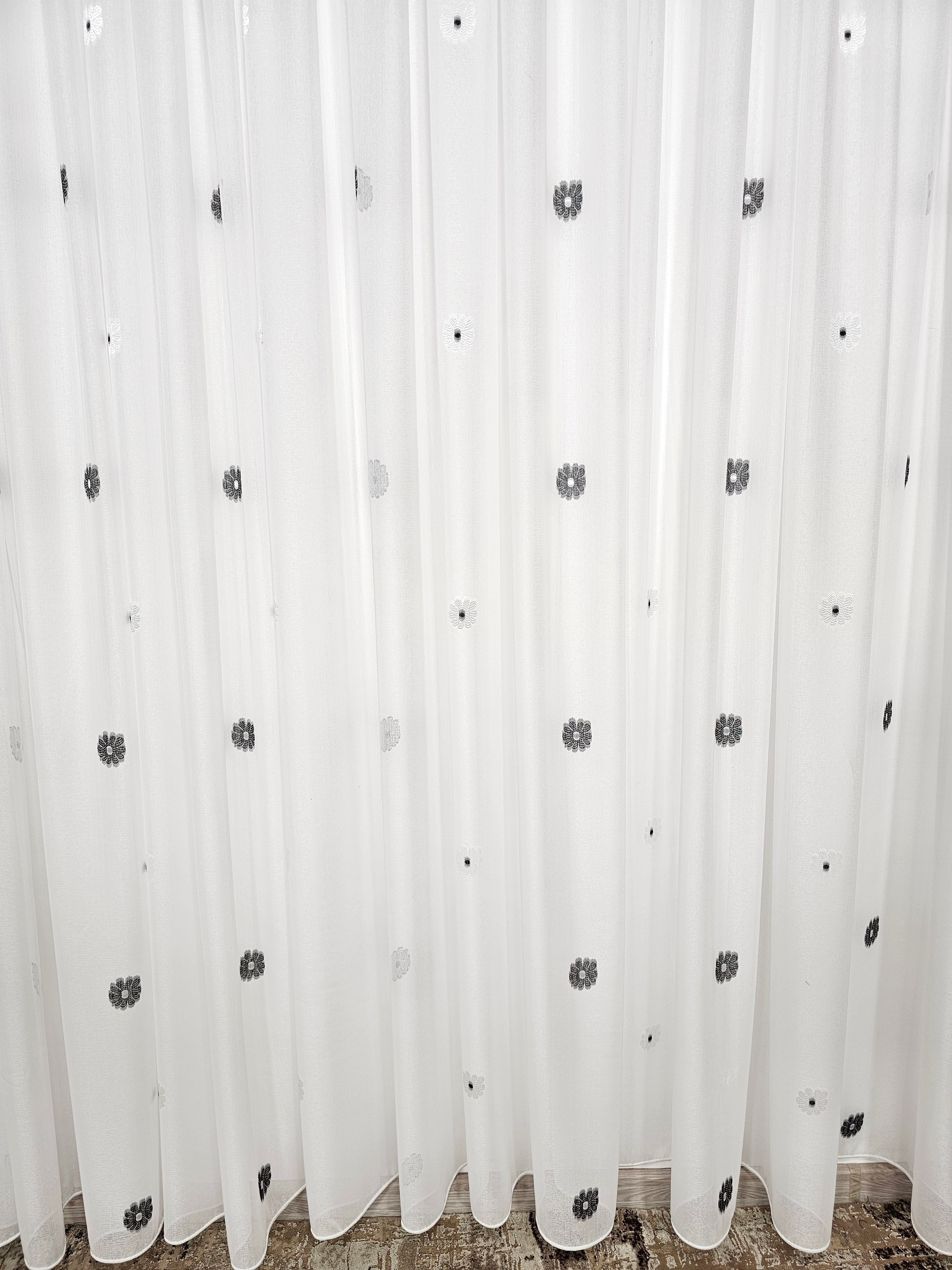Set Remus: perdea alba din in cristal cu flori alb-gri si draperie blackout gri-negru