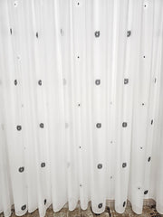 Set Remus: perdea alba din in cristal cu flori alb-gri si draperie blackout gri-negru