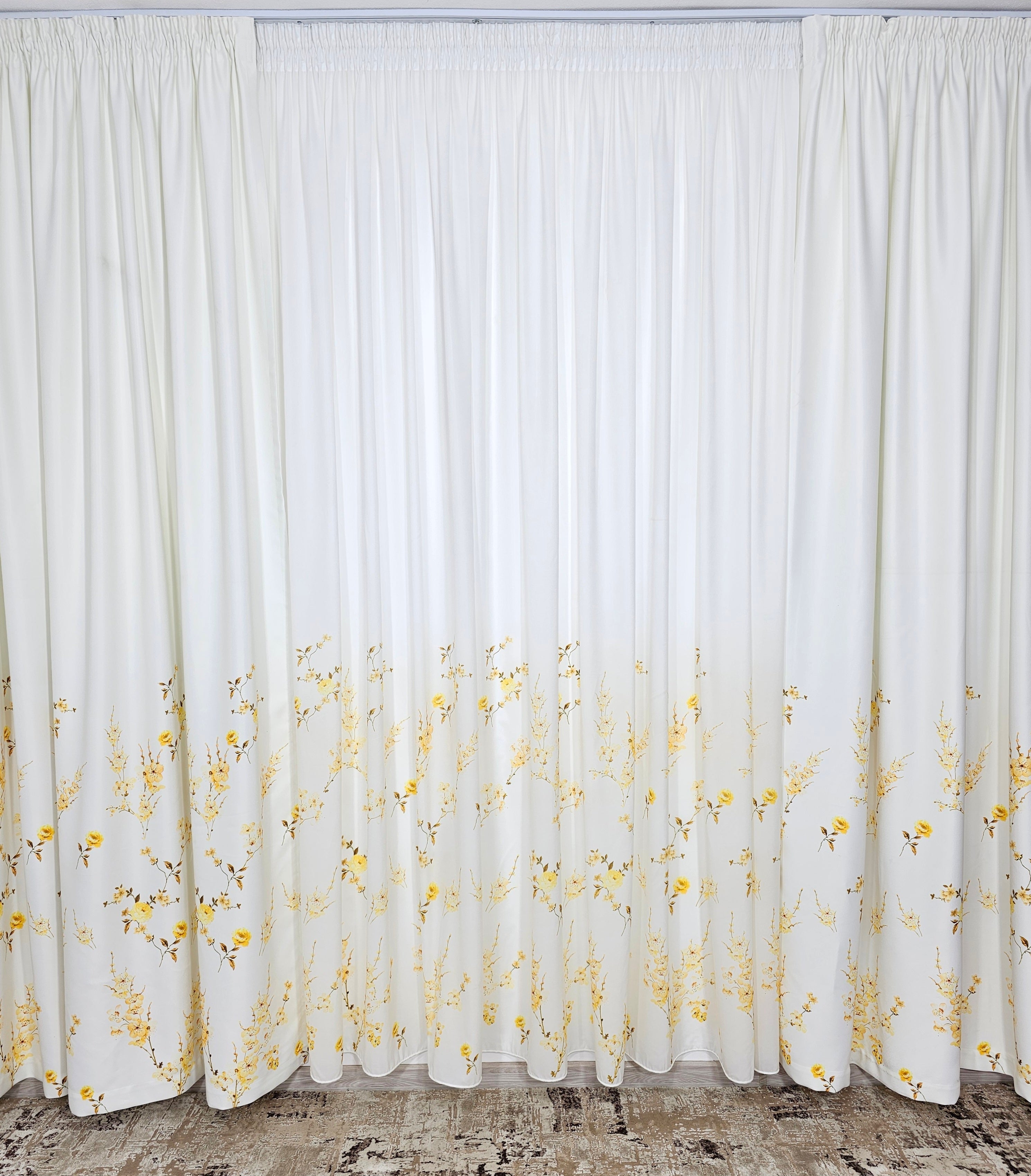 Set Crina: perdea alba cu flori galbene si draperie blackout cu flori galbene