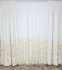 Set Crina – Perdea Alba cu Flori Galbene si Draperie Blackout cu Flori Galbene – ideal pentru livinguri cu canapele crem, bej, galben pal sau gri deschis si mobilier alb sau lemn natur – confectionat pe comanda