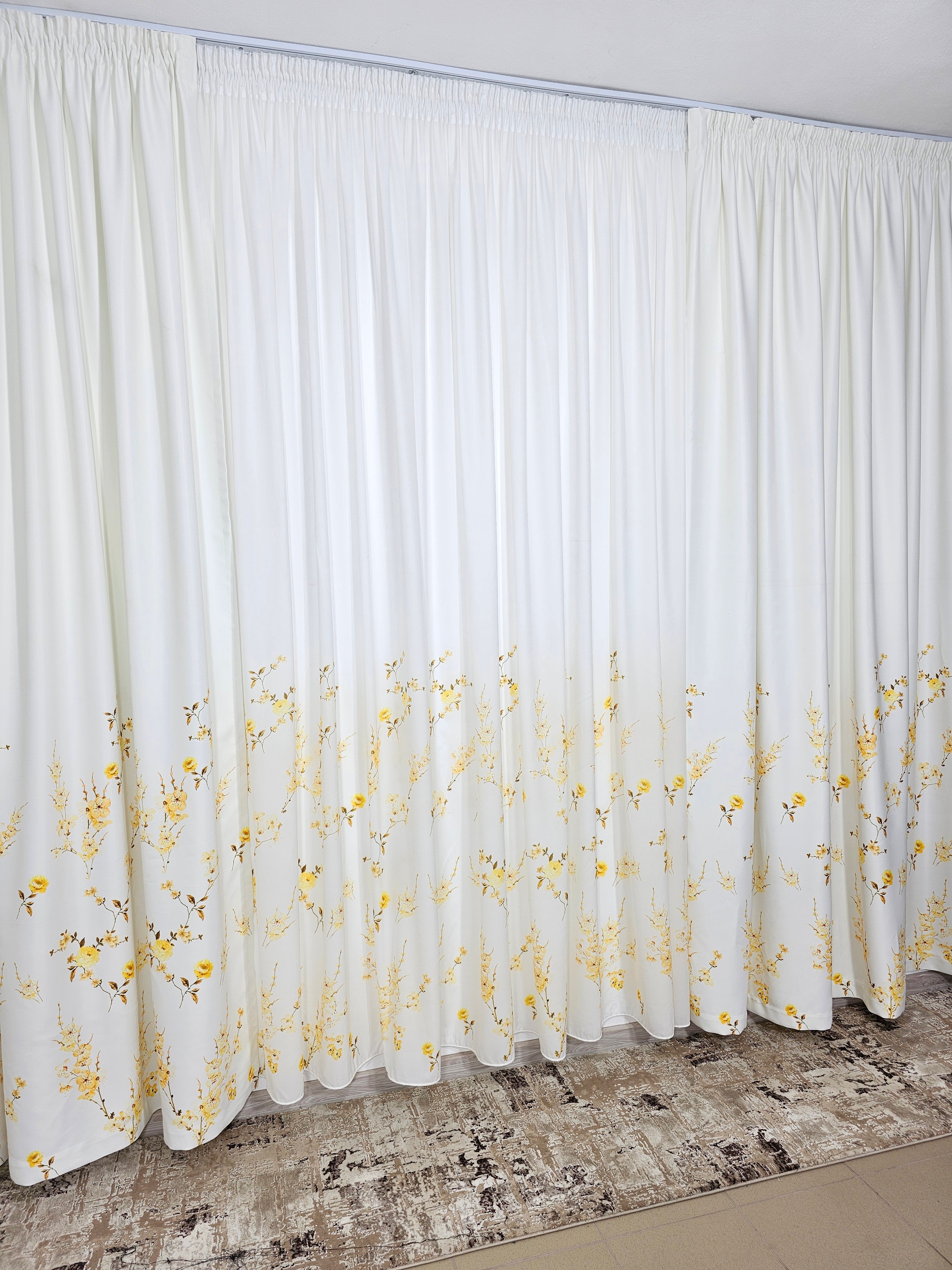 Set Crina: perdea alba cu flori galbene si draperie blackout cu flori galbene
