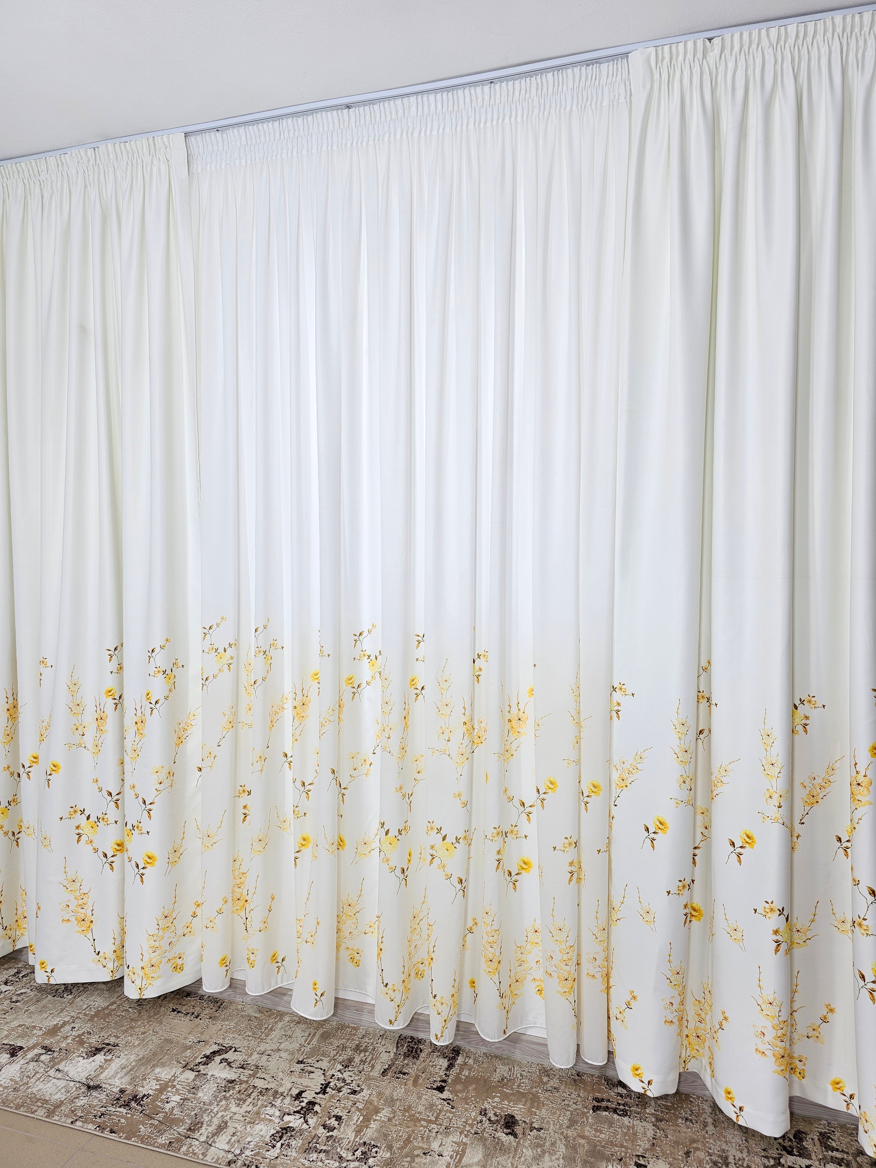 Set Crina: perdea alba cu flori galbene si draperie blackout cu flori galbene