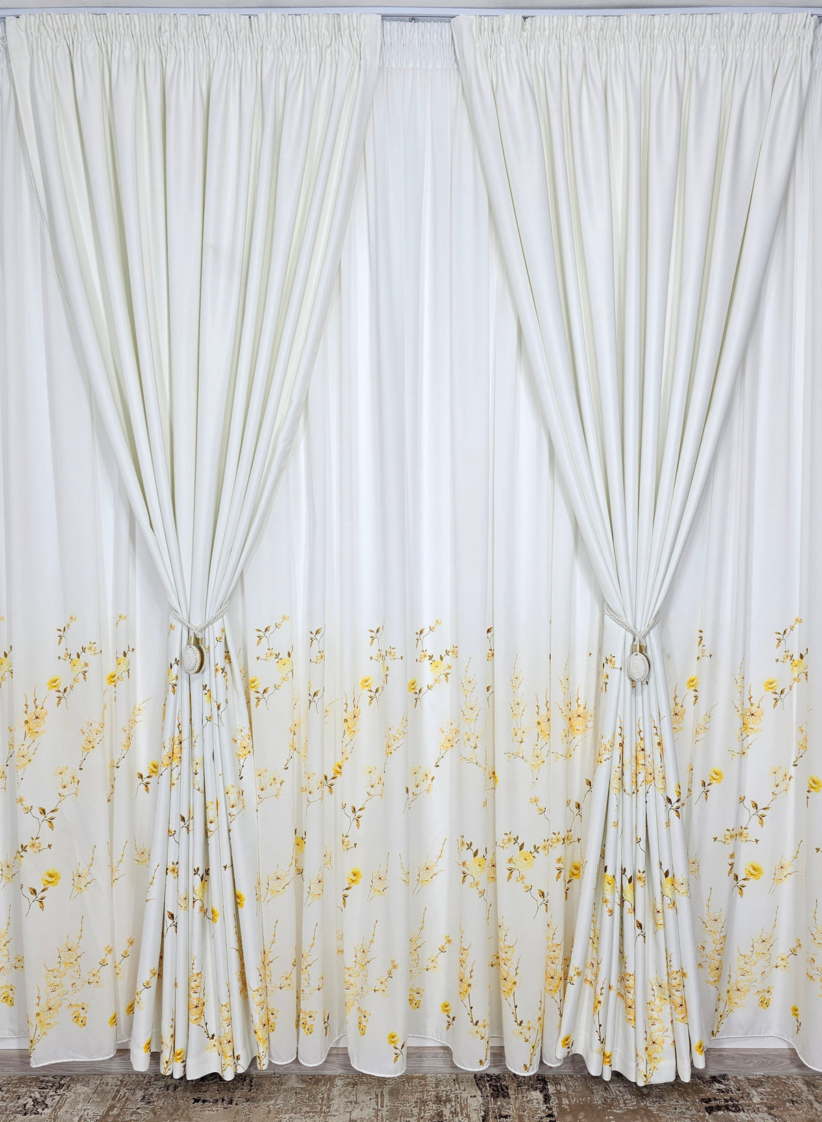 Set Crina: perdea alba cu flori galbene si draperie blackout cu flori galbene