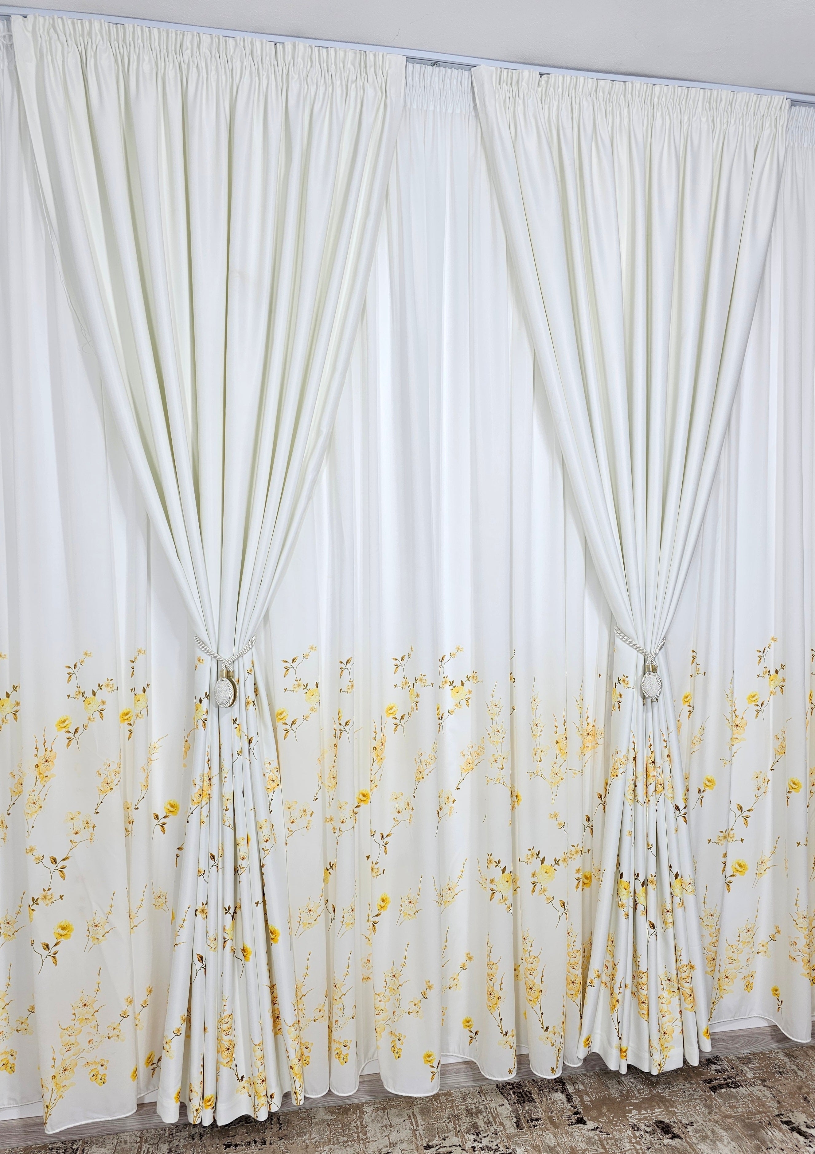 Set Crina: perdea alba cu flori galbene si draperie blackout cu flori galbene