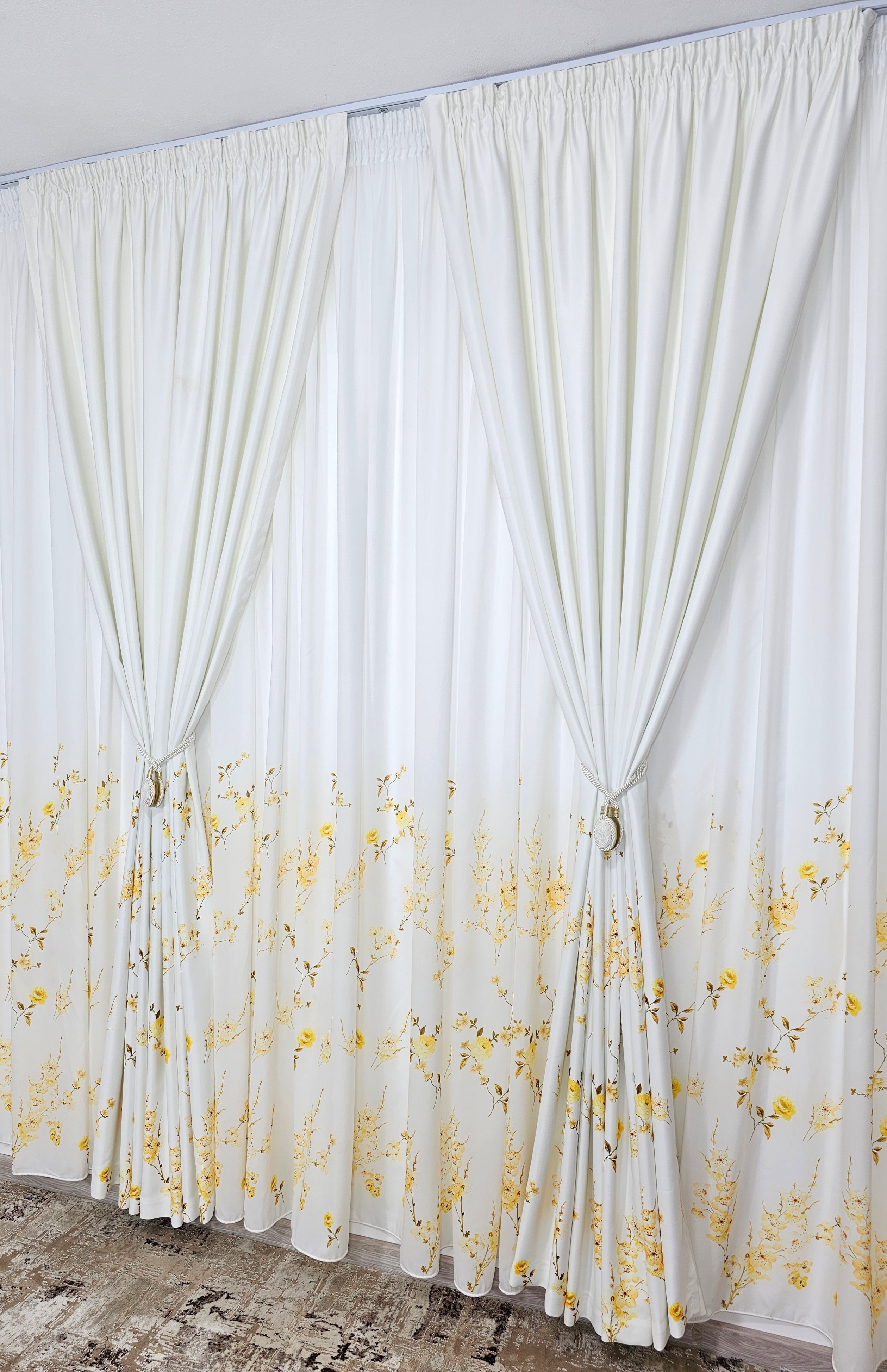 Set Crina: perdea alba cu flori galbene si draperie blackout cu flori galbene