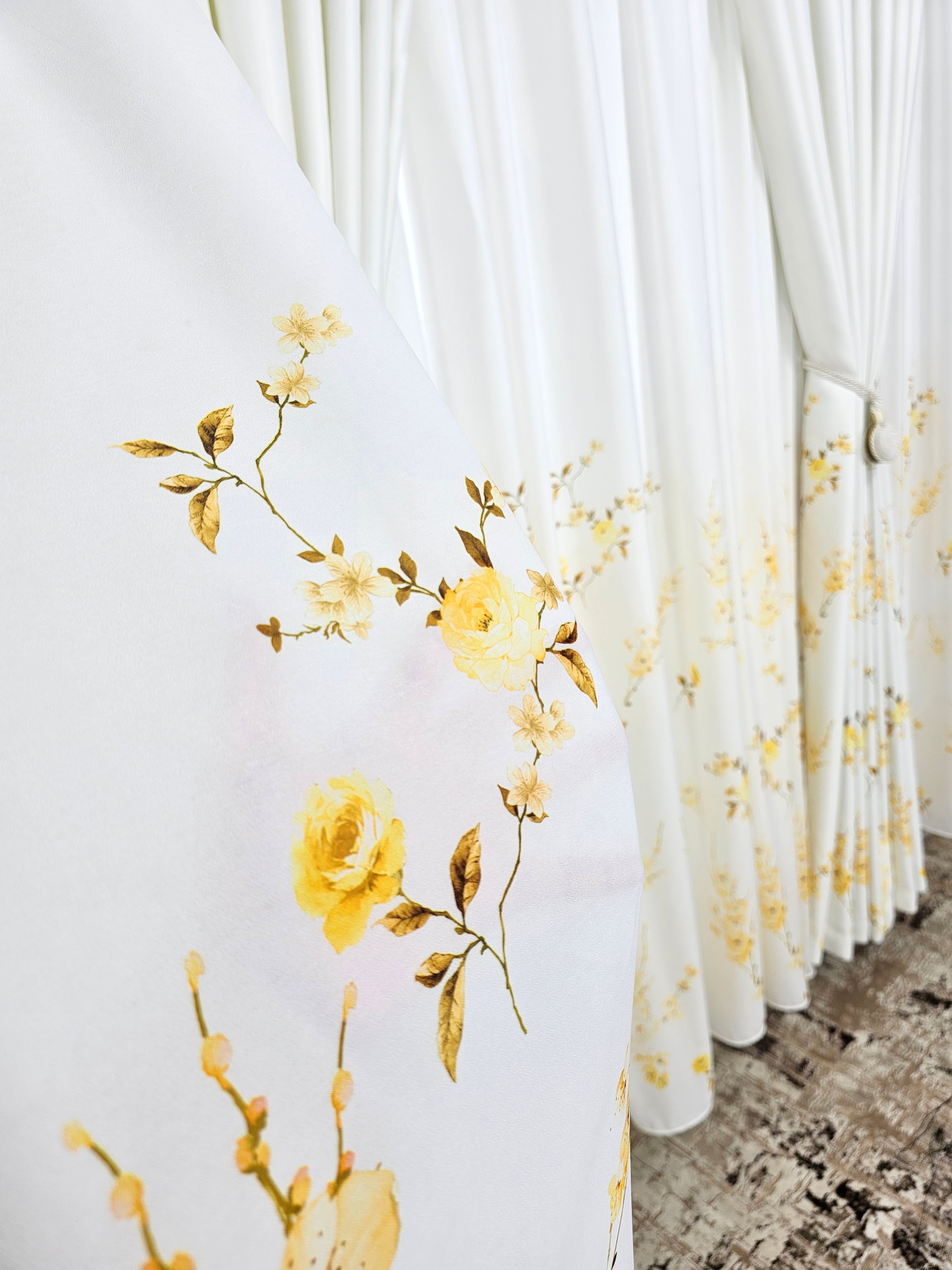 Set Crina: perdea alba cu flori galbene si draperie blackout cu flori galbene