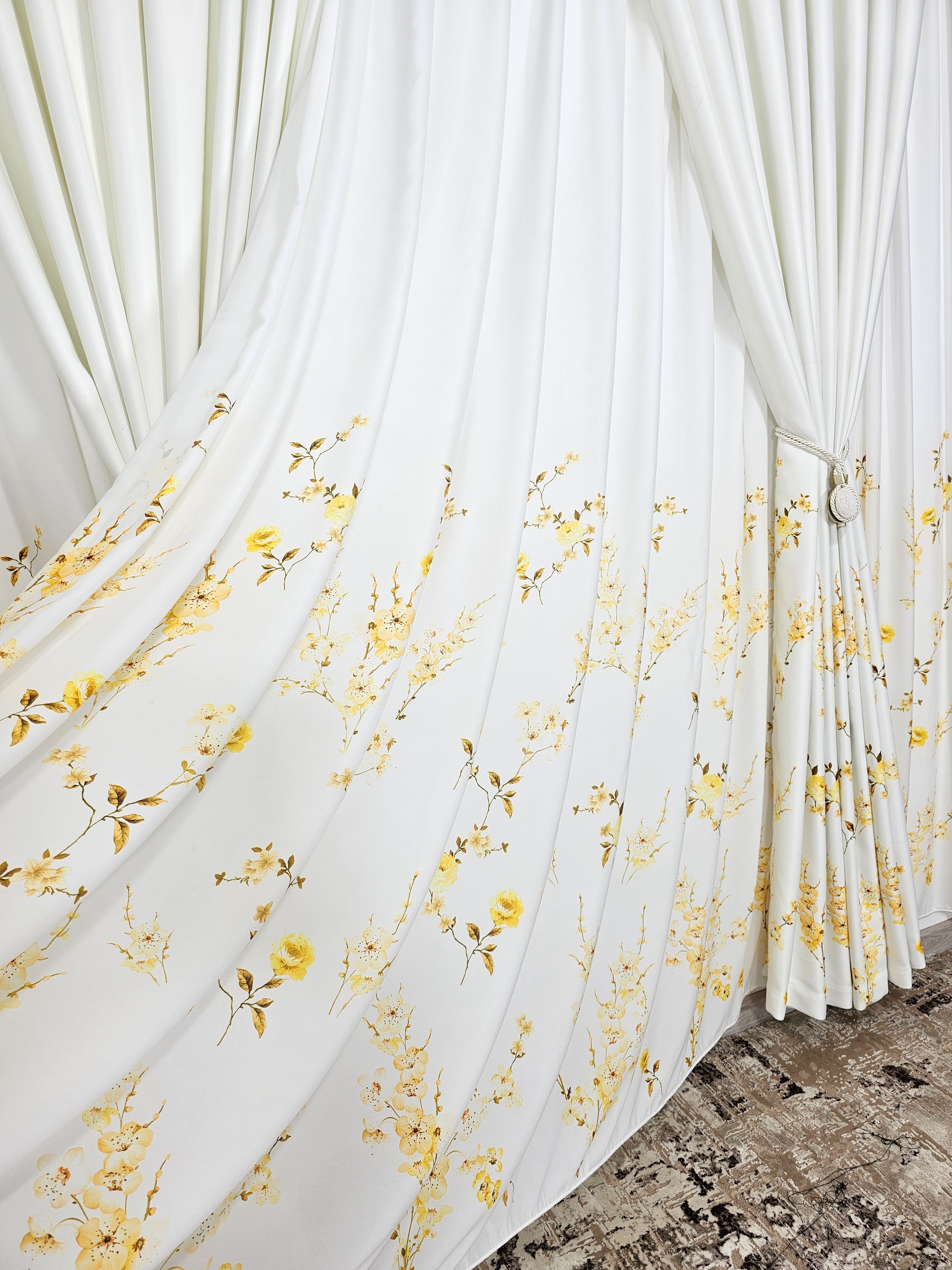 Set Crina: perdea alba cu flori galbene si draperie blackout cu flori galbene
