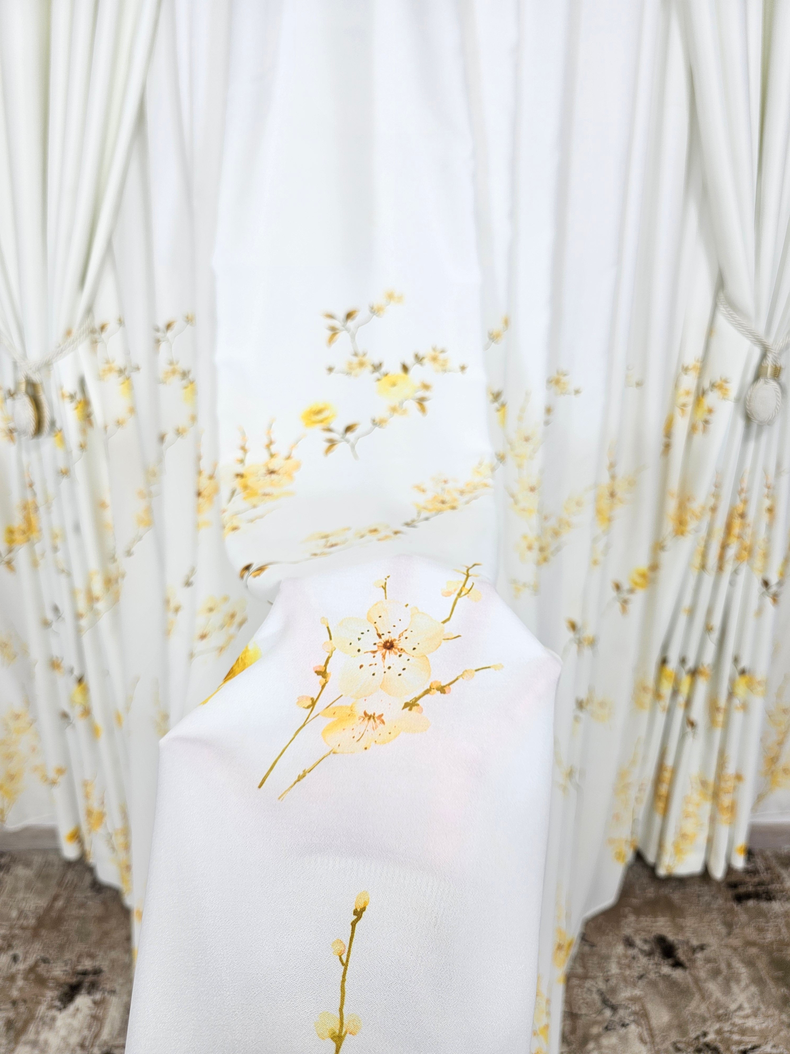 Set Crina: perdea alba cu flori galbene si draperie blackout cu flori galbene