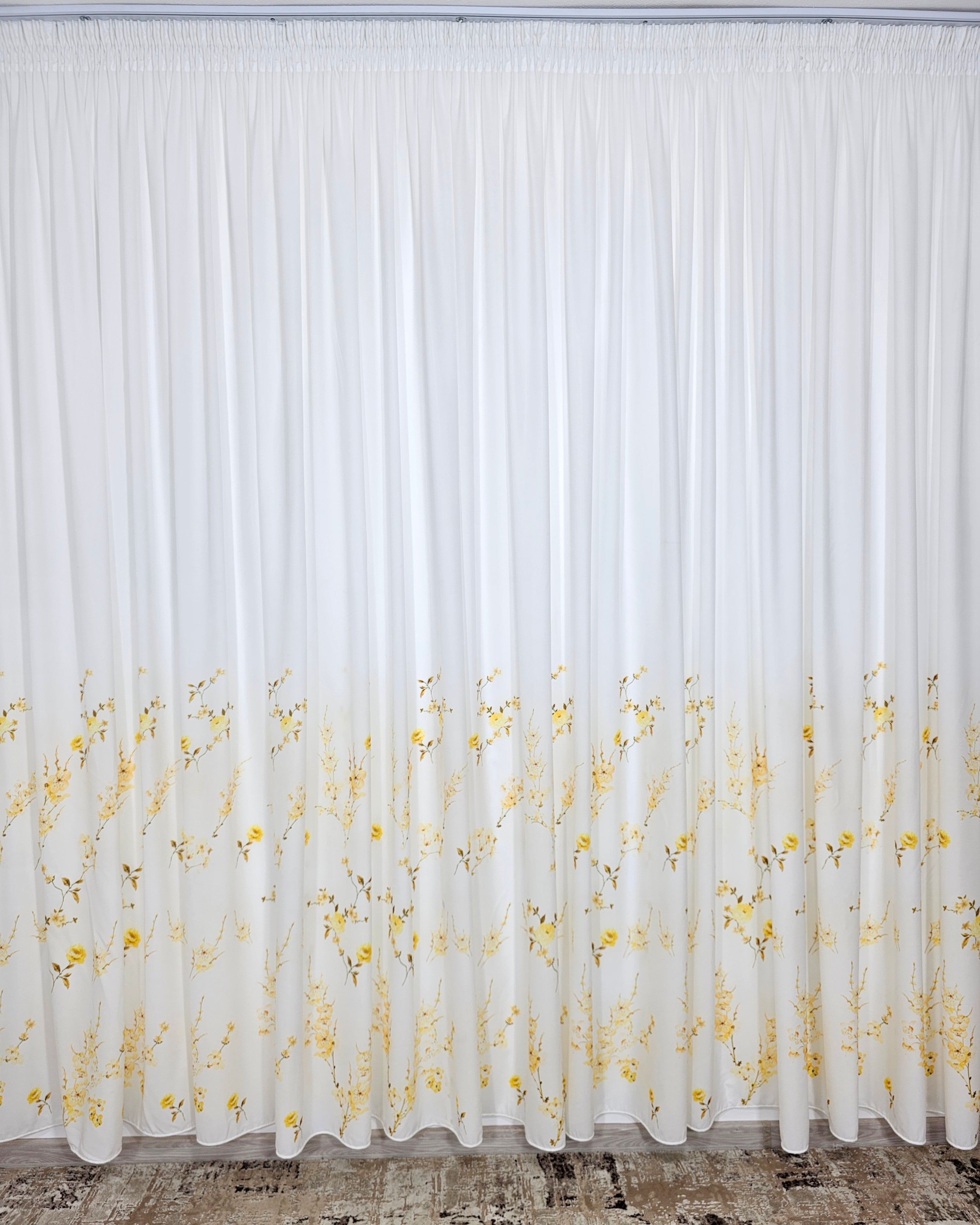 Set Crina: perdea alba cu flori galbene si draperie blackout cu flori galbene