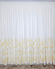 Set Crina: perdea alba cu flori galbene si draperie blackout cu flori galbene