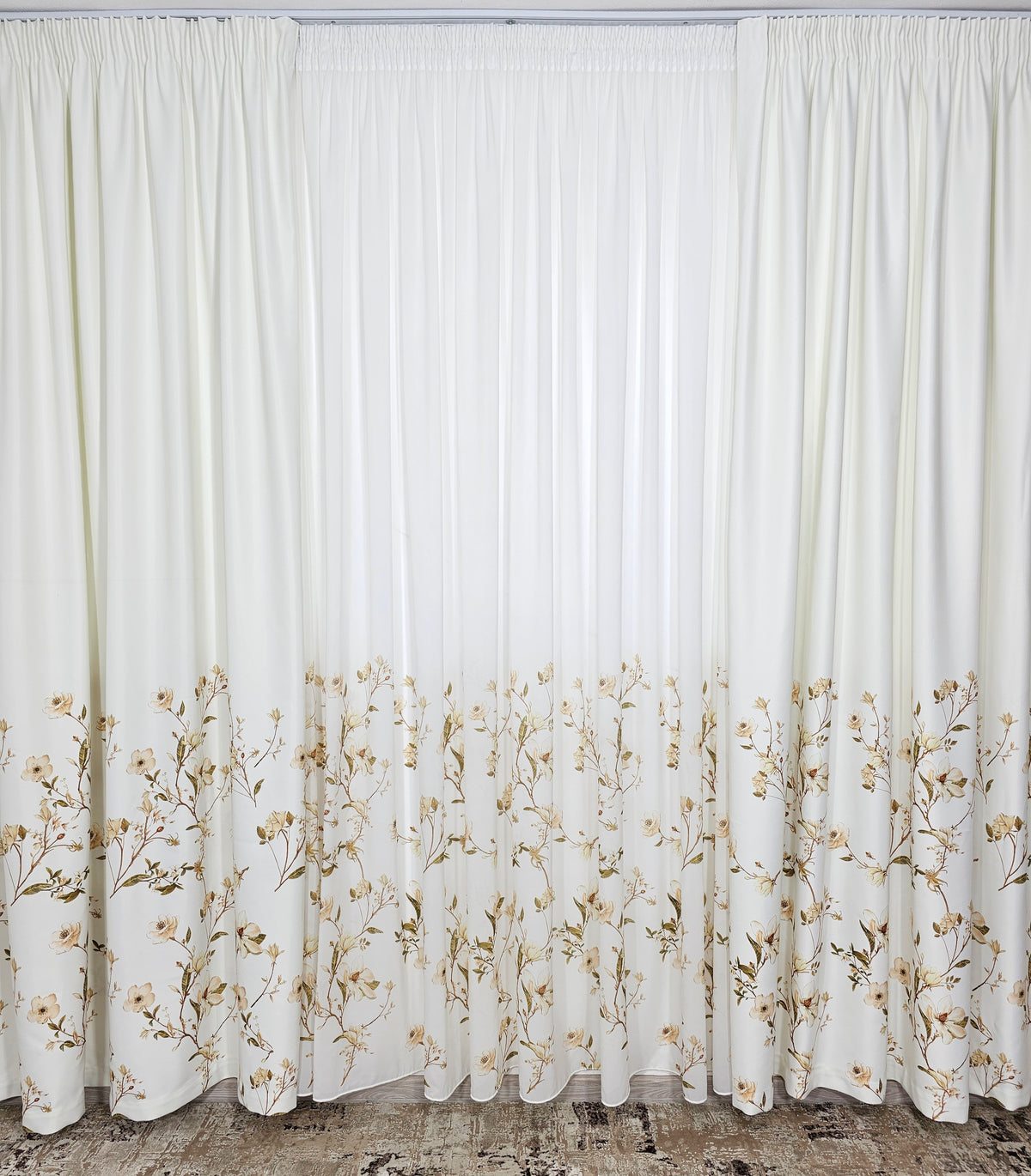 Set Ivora: perdea alba cu flori crem si draperie blackout cu flori crem