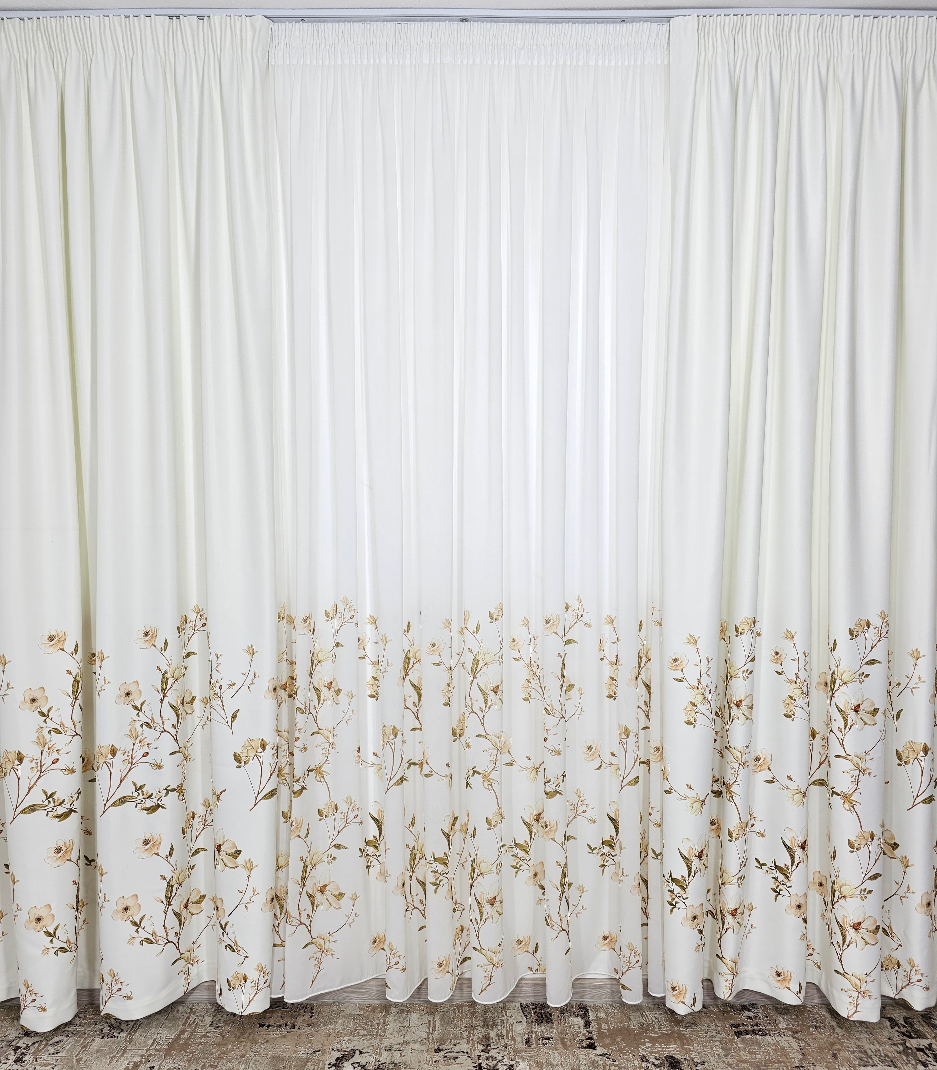 Set Ivora: perdea alba cu flori crem si draperie blackout cu flori crem