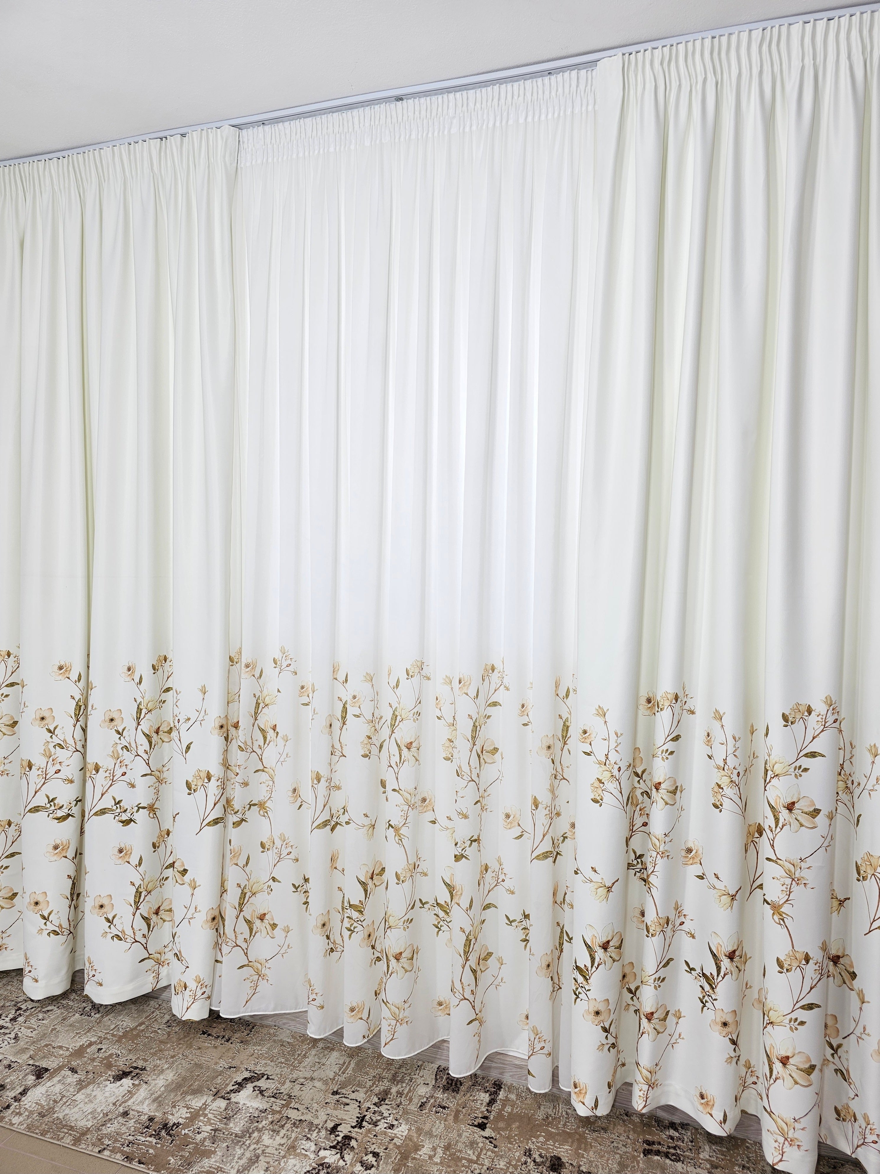 Set Ivora: perdea alba cu flori crem si draperie blackout cu flori crem