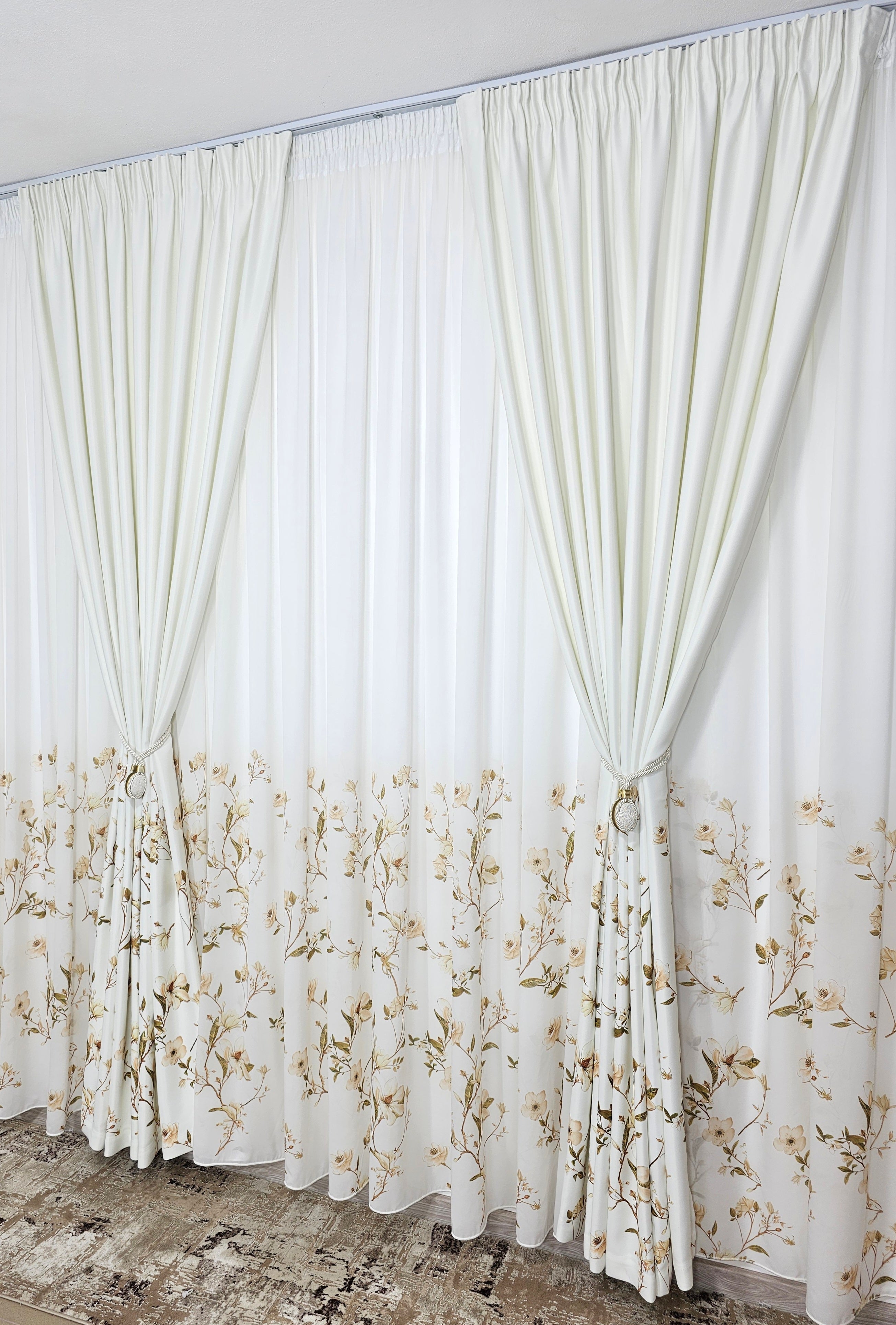 Set Ivora: perdea alba cu flori crem si draperie blackout cu flori crem