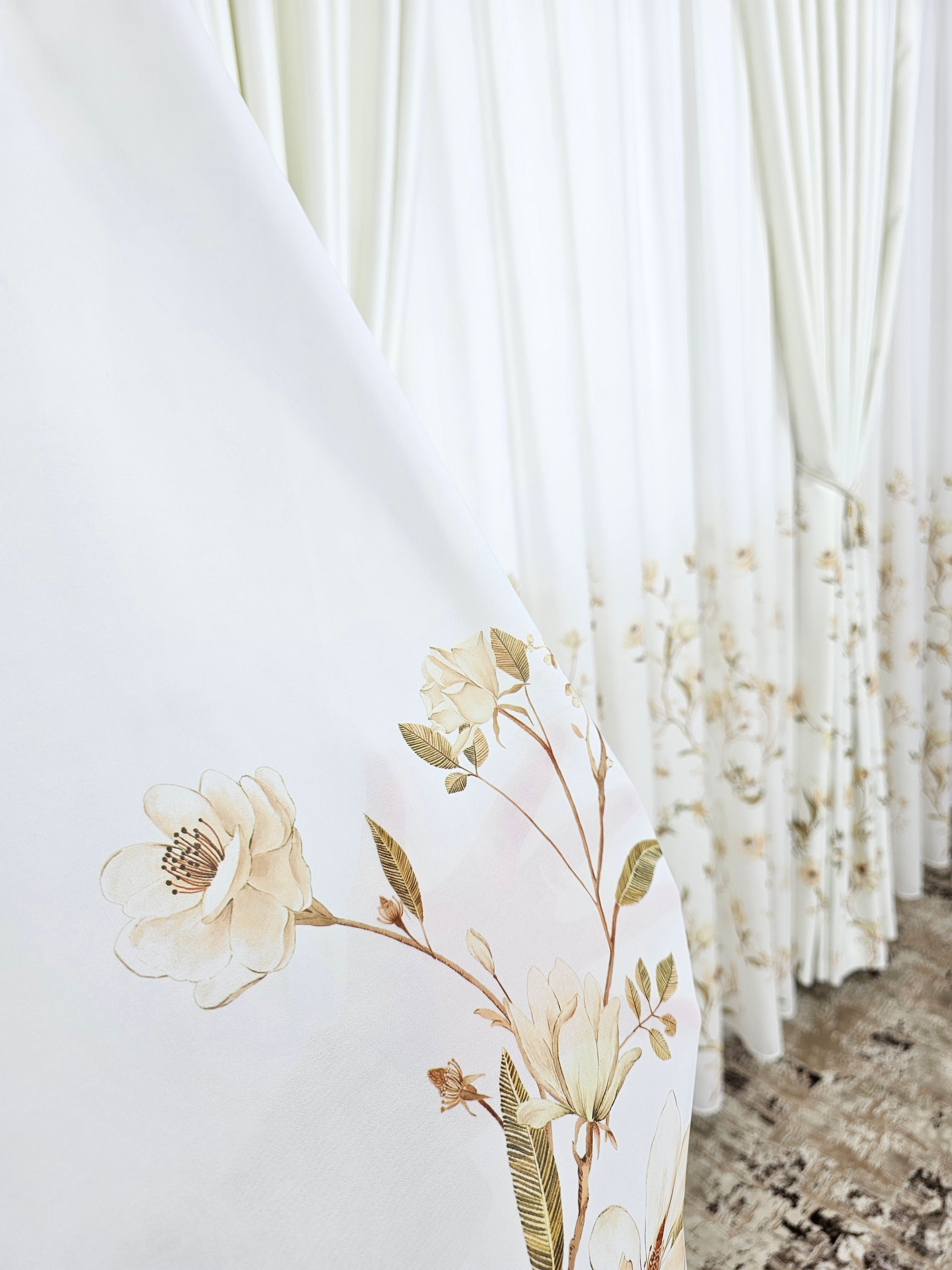 Set Ivora: perdea alba cu flori crem si draperie blackout cu flori crem