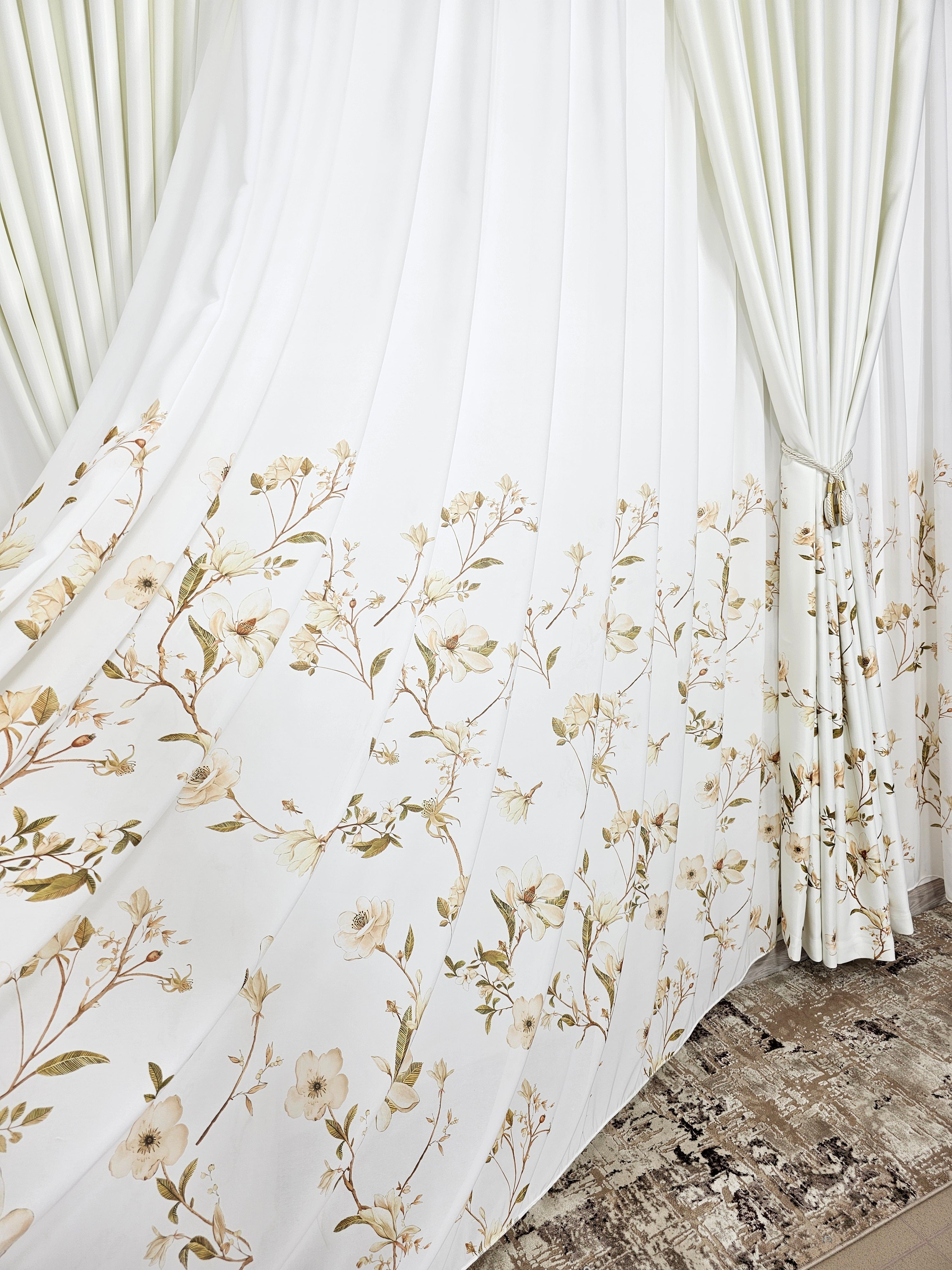 Set Ivora: perdea alba cu flori crem si draperie blackout cu flori crem