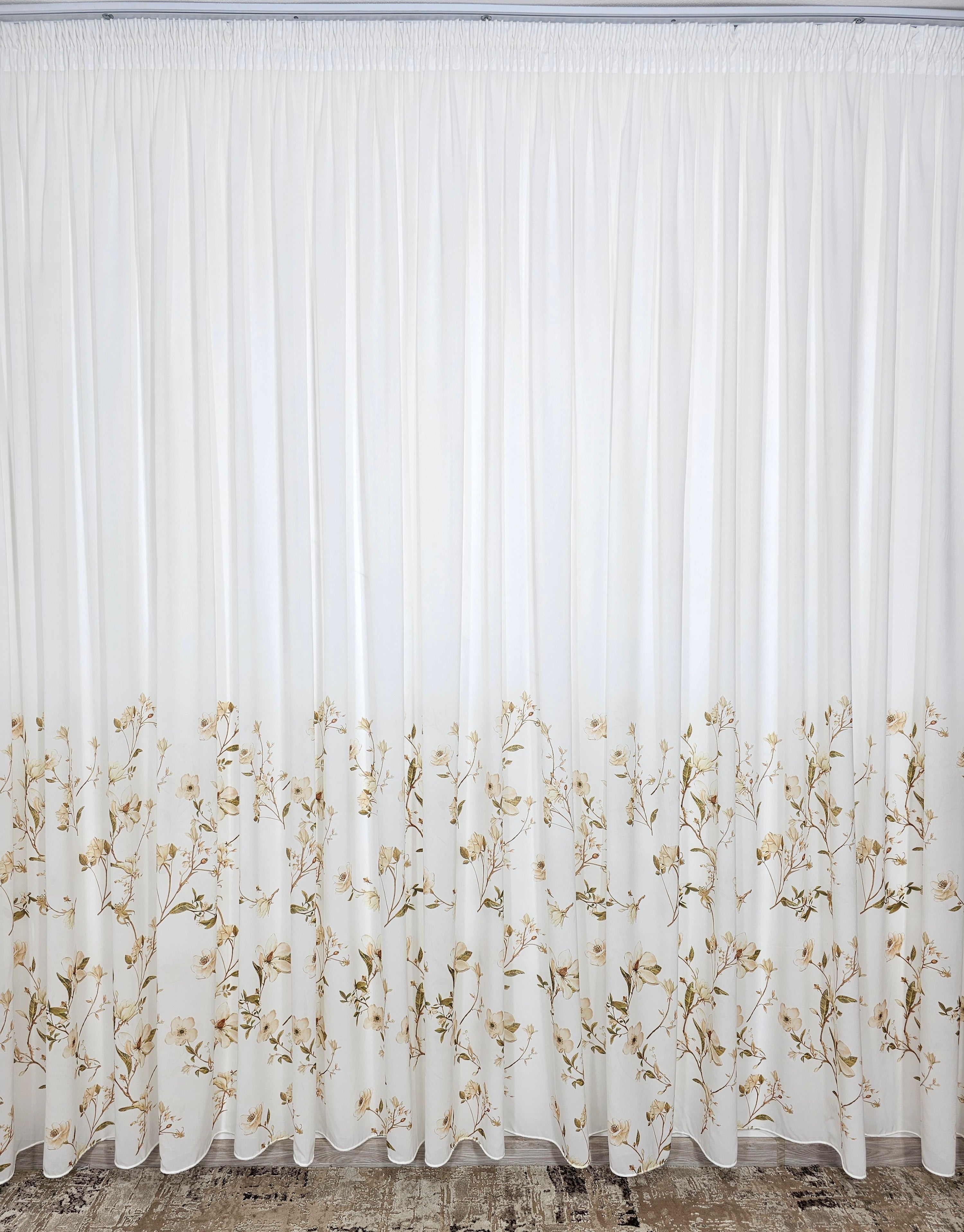 Set Ivora: perdea alba cu flori crem si draperie blackout cu flori crem