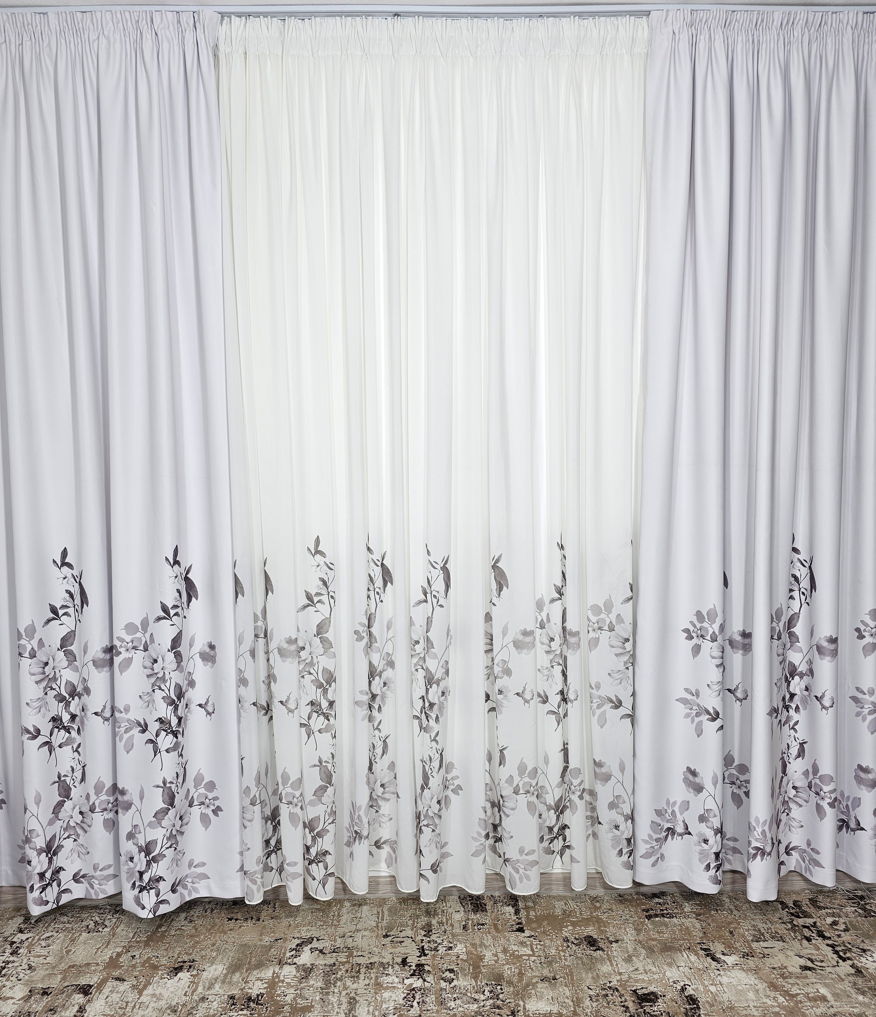 Set Xiora: perdea alba cu flori gri si draperie blackout cu flori gri
