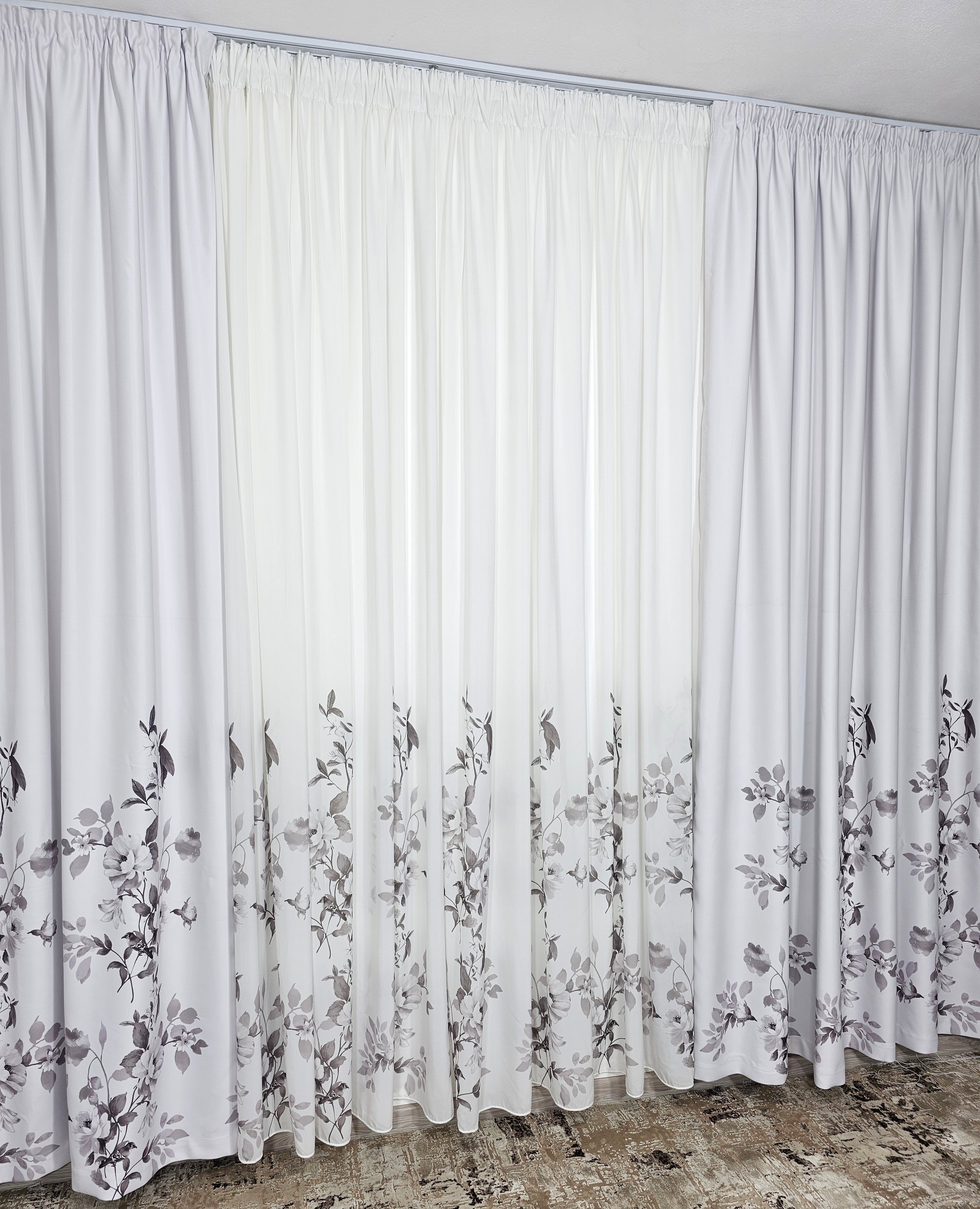 Set Xiora: perdea alba cu flori gri si draperie blackout cu flori gri