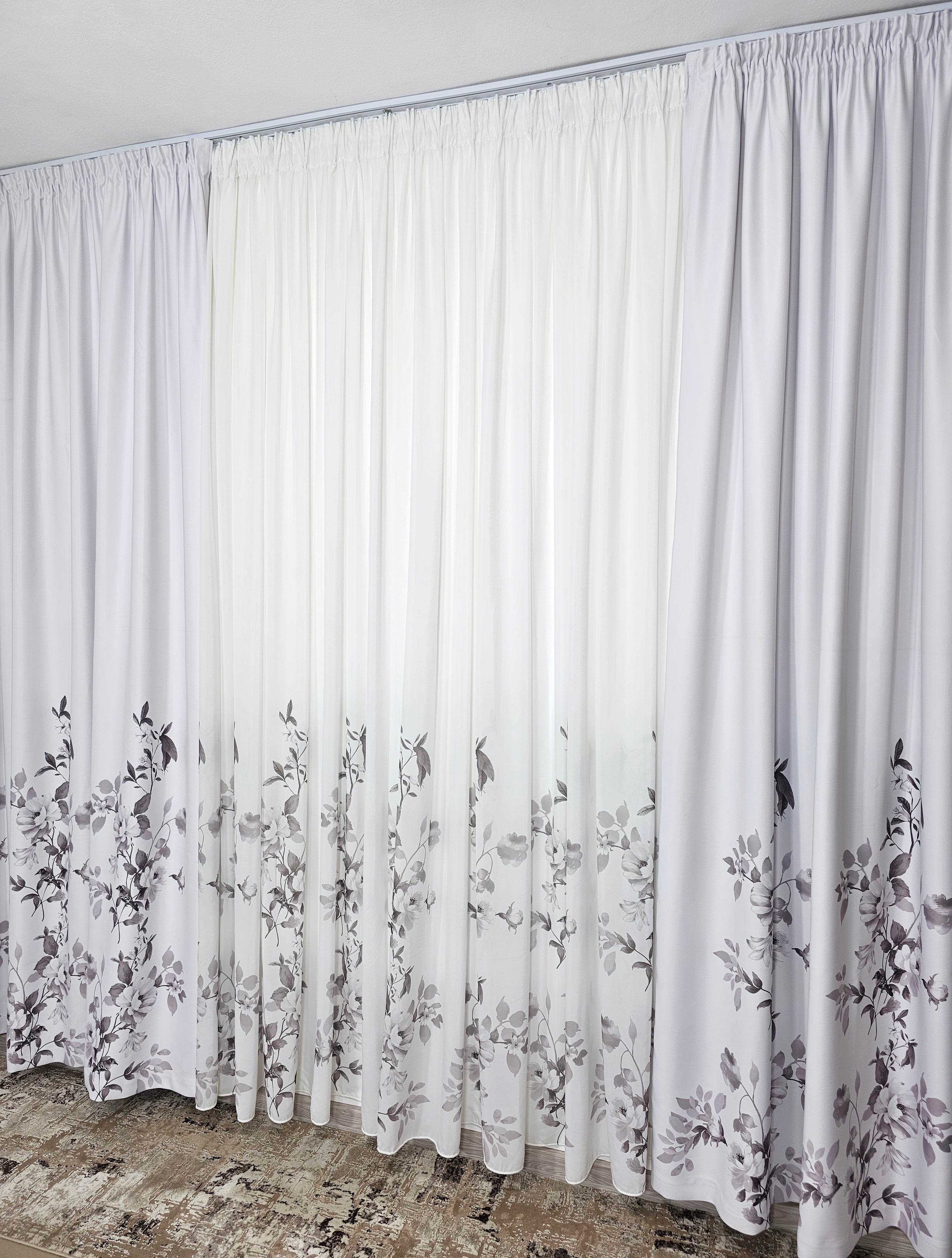 Set Xiora: perdea alba cu flori gri si draperie blackout cu flori gri