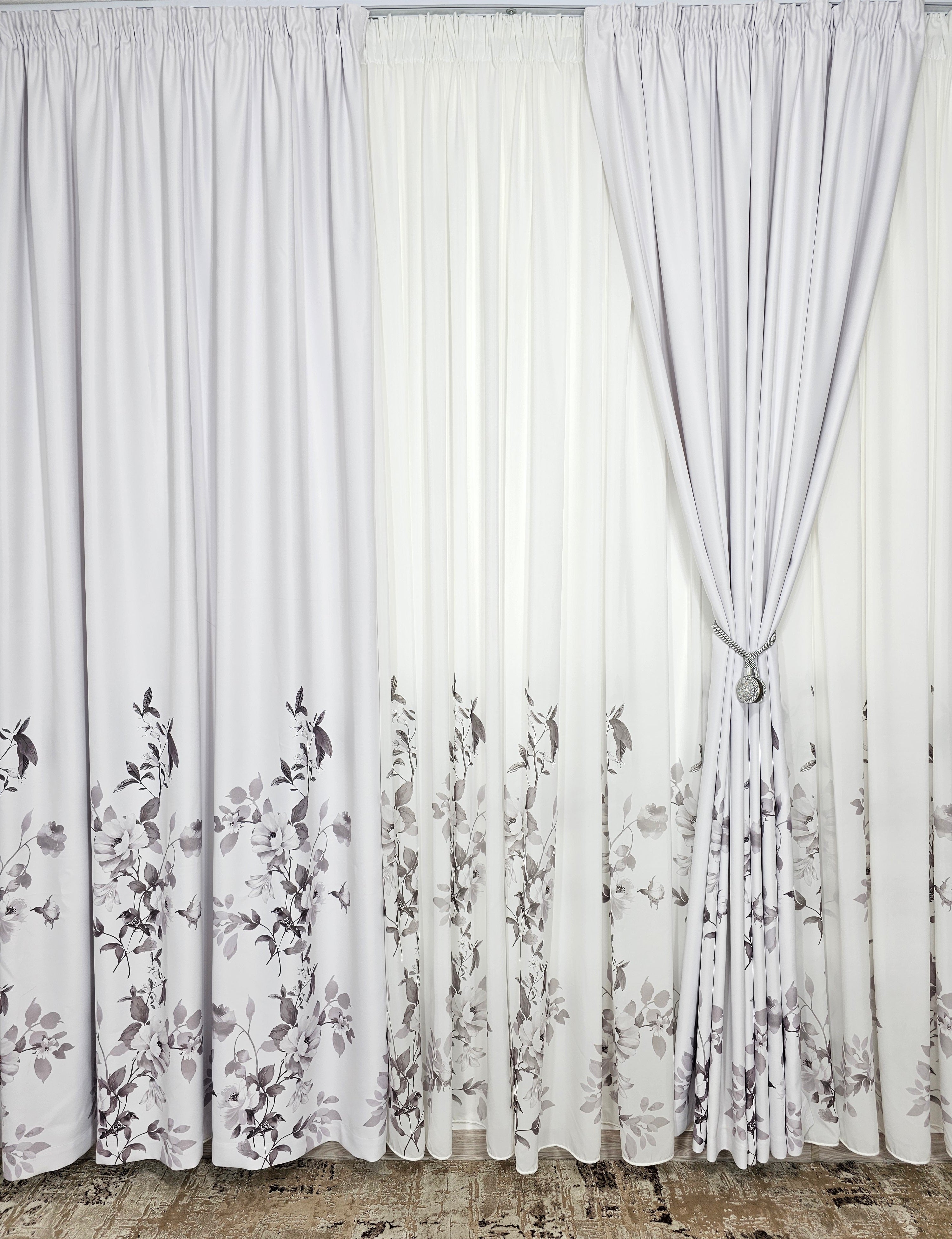 Set Xiora: perdea alba cu flori gri si draperie blackout cu flori gri