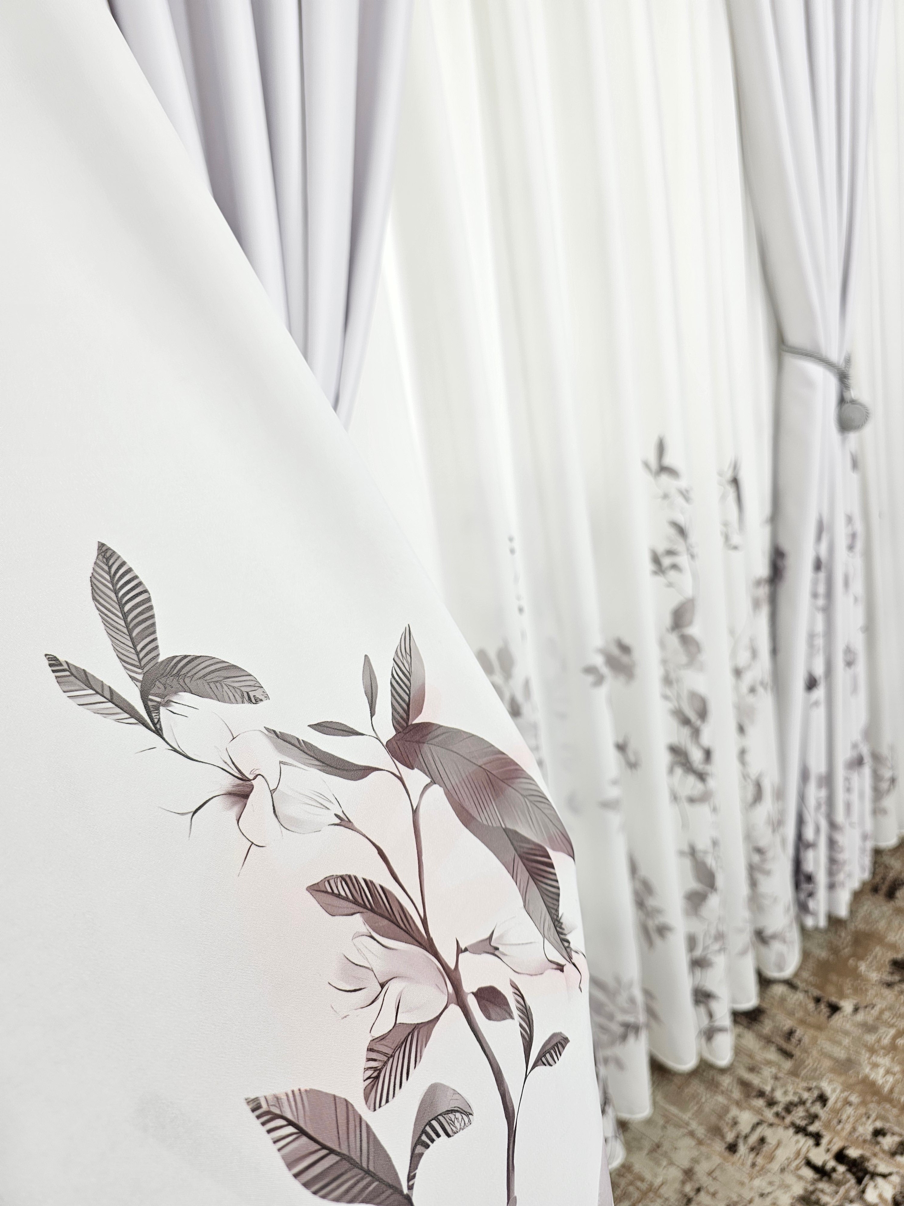 Set Xiora: perdea alba cu flori gri si draperie blackout cu flori gri