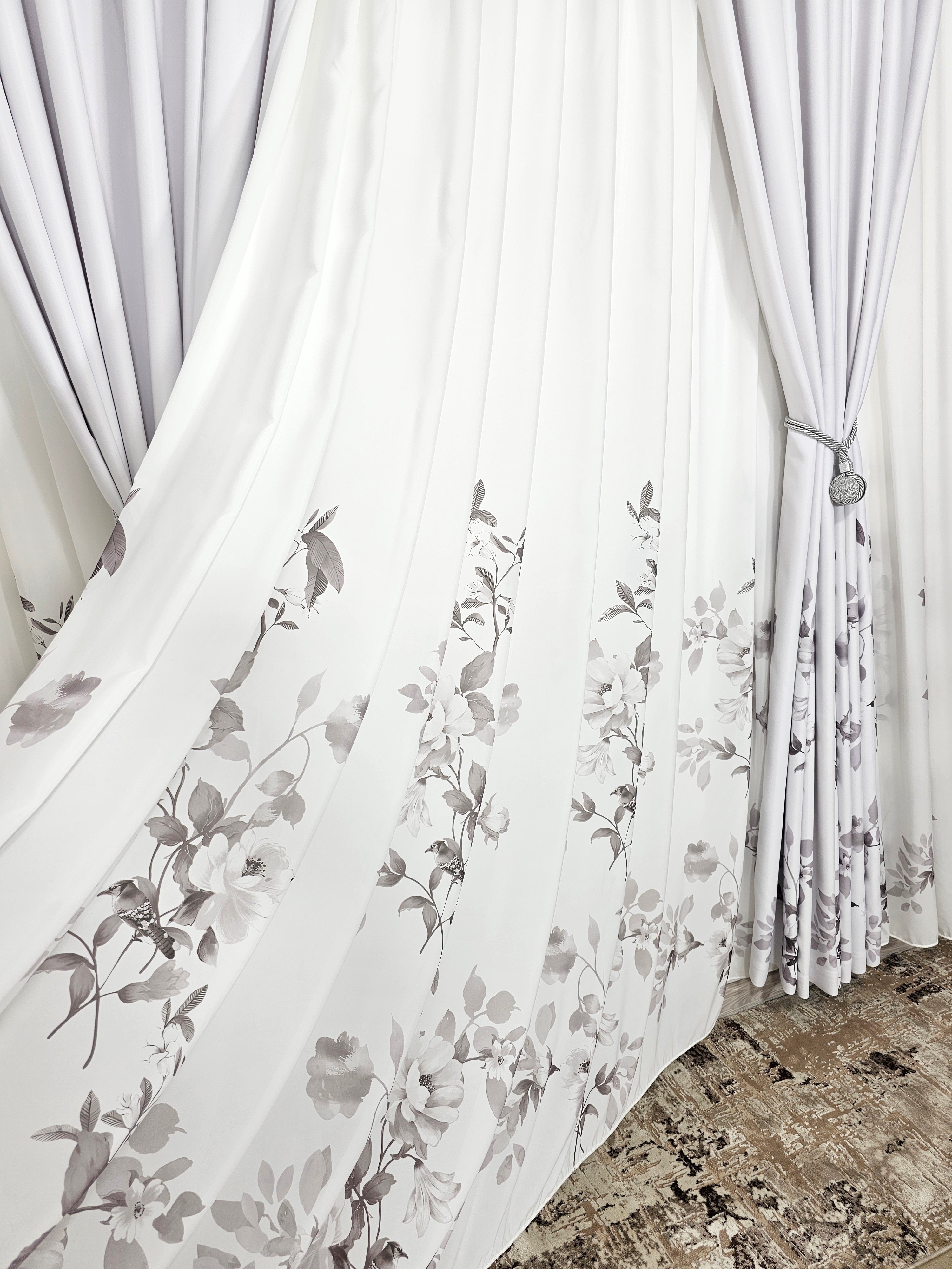 Set Xiora: perdea alba cu flori gri si draperie blackout cu flori gri
