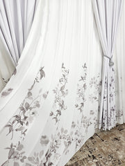 Set Xiora: perdea alba cu flori gri si draperie blackout cu flori gri