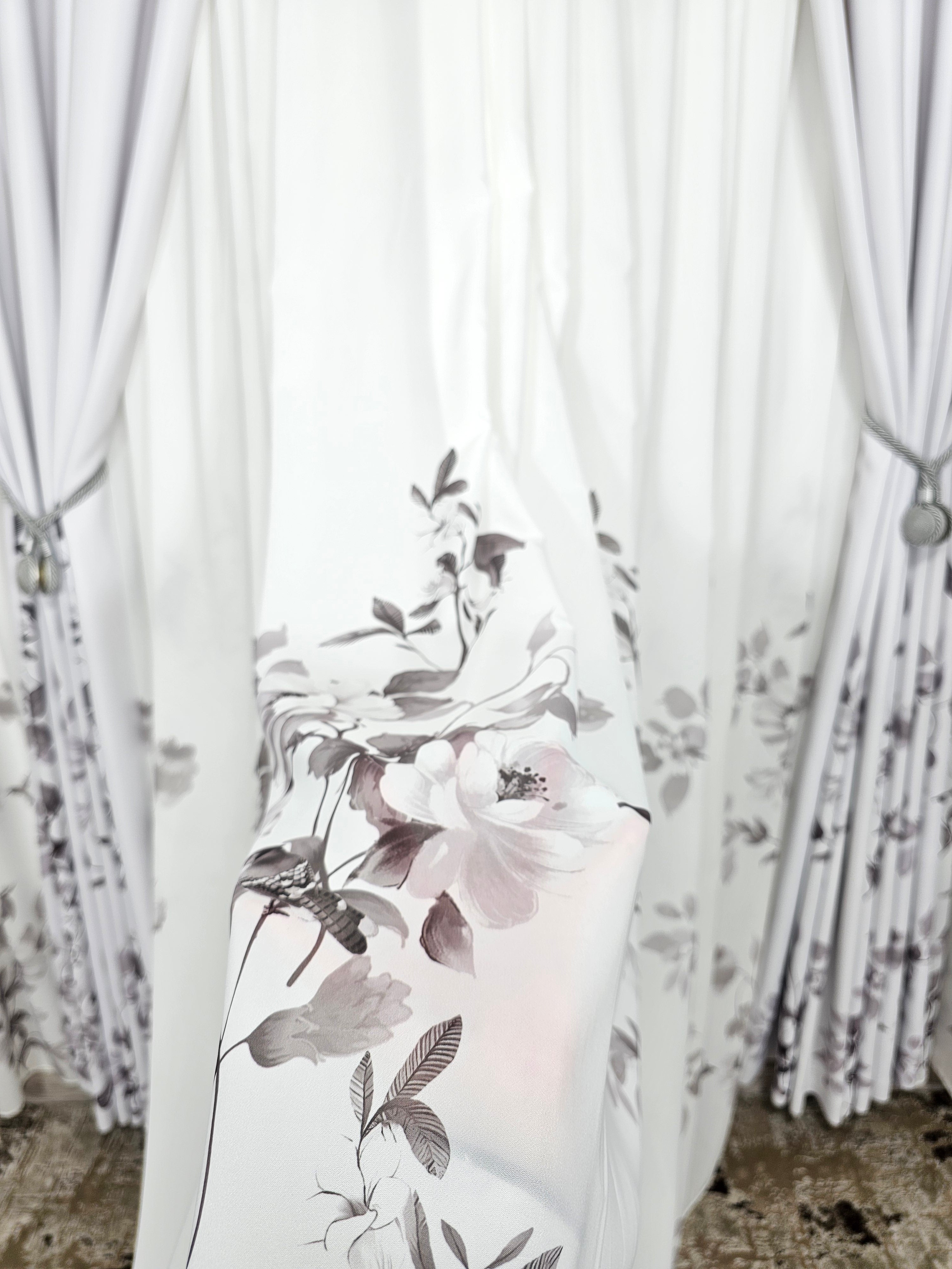 Set Xiora: perdea alba cu flori gri si draperie blackout cu flori gri