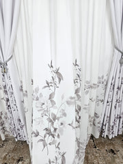 Set Xiora: perdea alba cu flori gri si draperie blackout cu flori gri