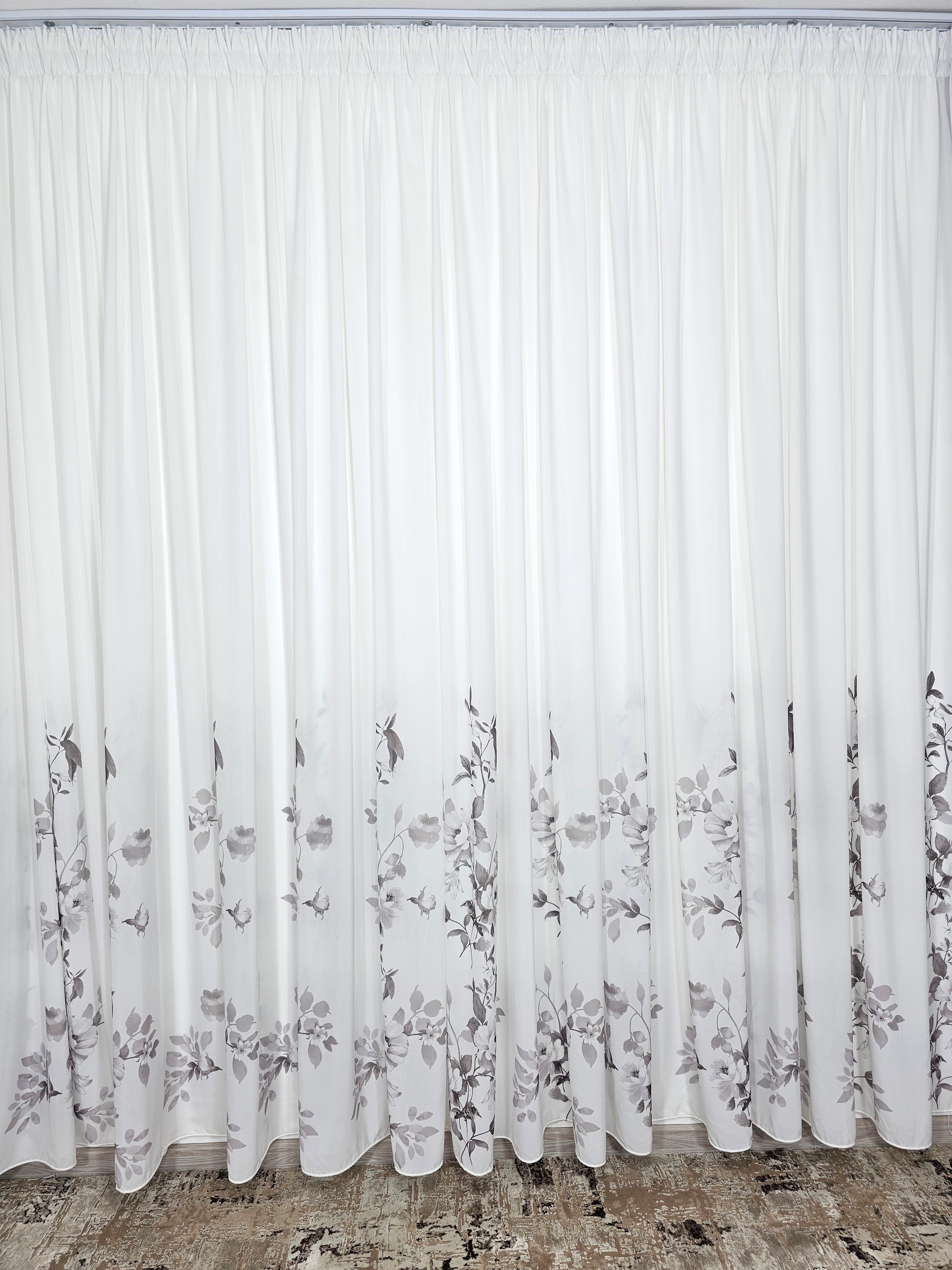 Set Xiora: perdea alba cu flori gri si draperie blackout cu flori gri