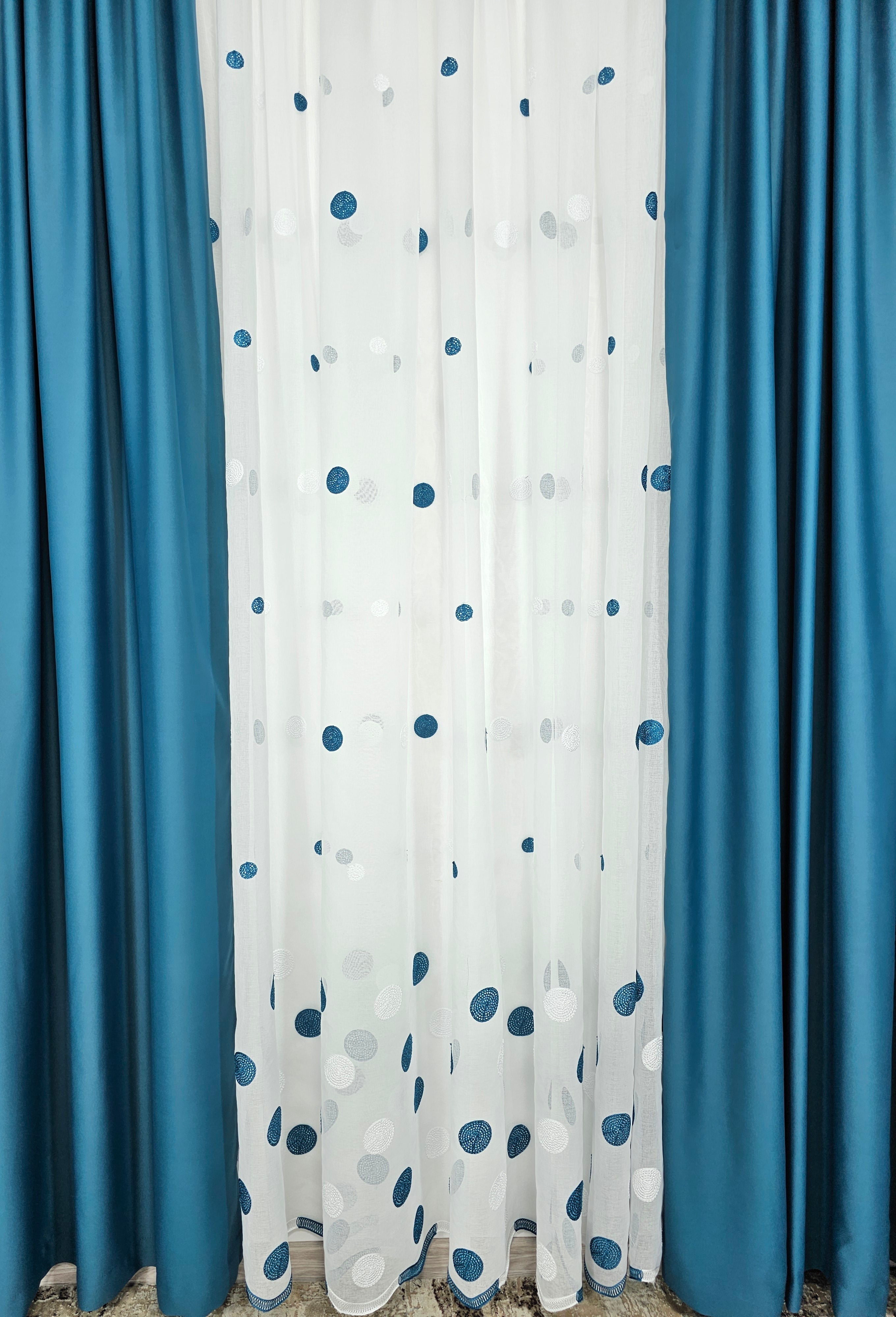 Set Antonio: perdea alba cu buline turcoaz cu draperie simpla turcoaz blackout 90%