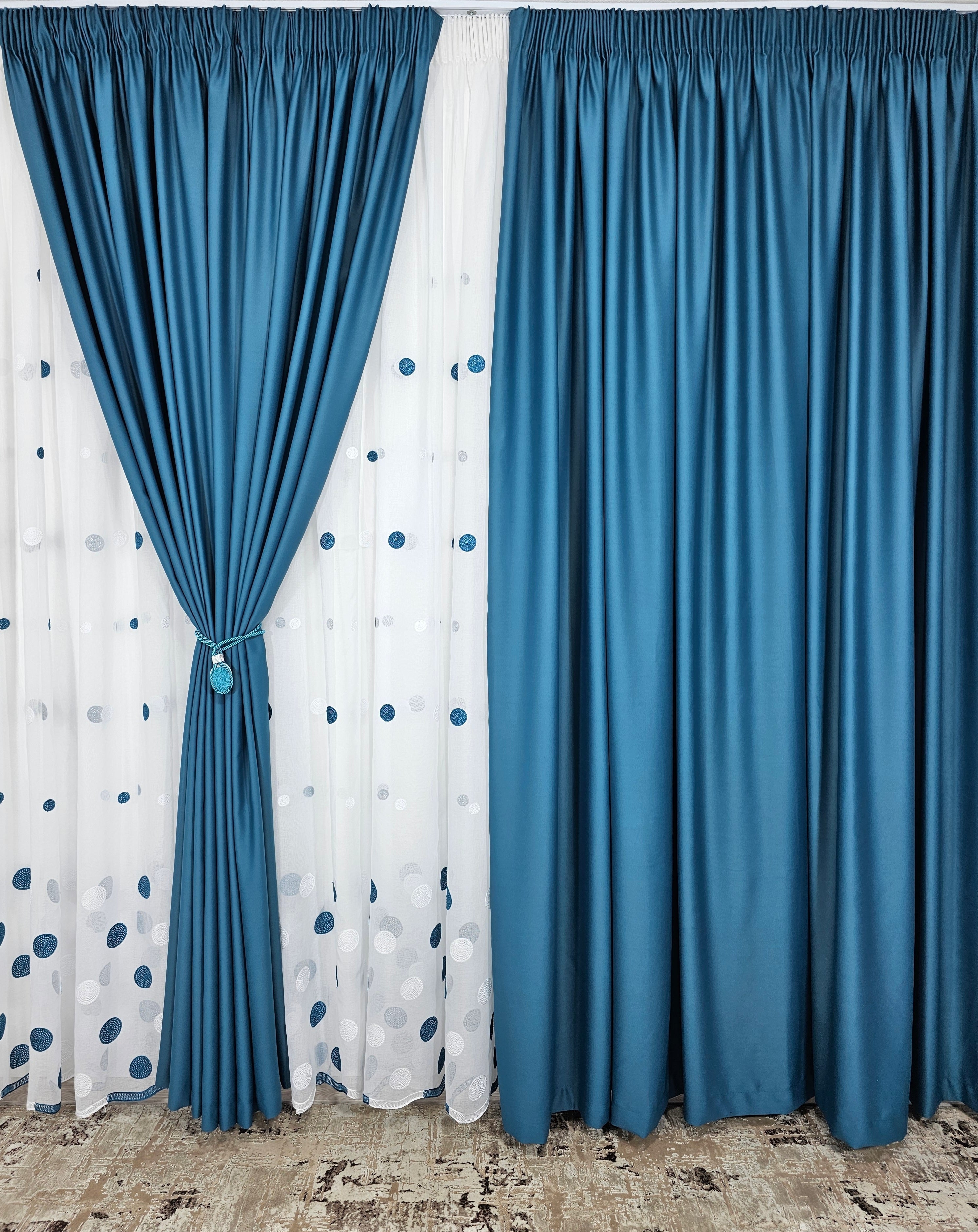 Set Antonio: perdea alba cu buline turcoaz cu draperie simpla turcoaz blackout 90%