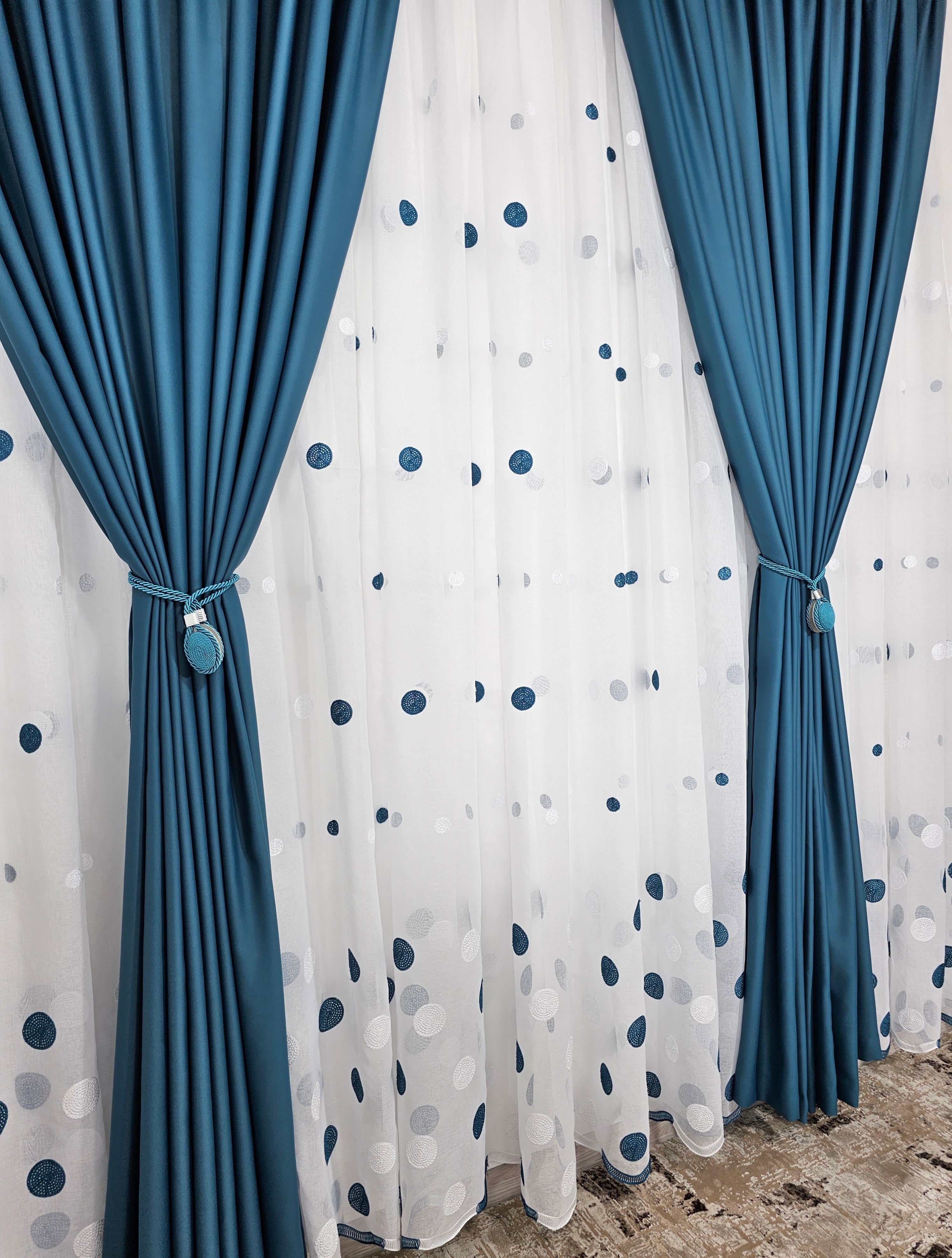 Set Antonio: perdea alba cu buline turcoaz cu draperie simpla turcoaz blackout 90%
