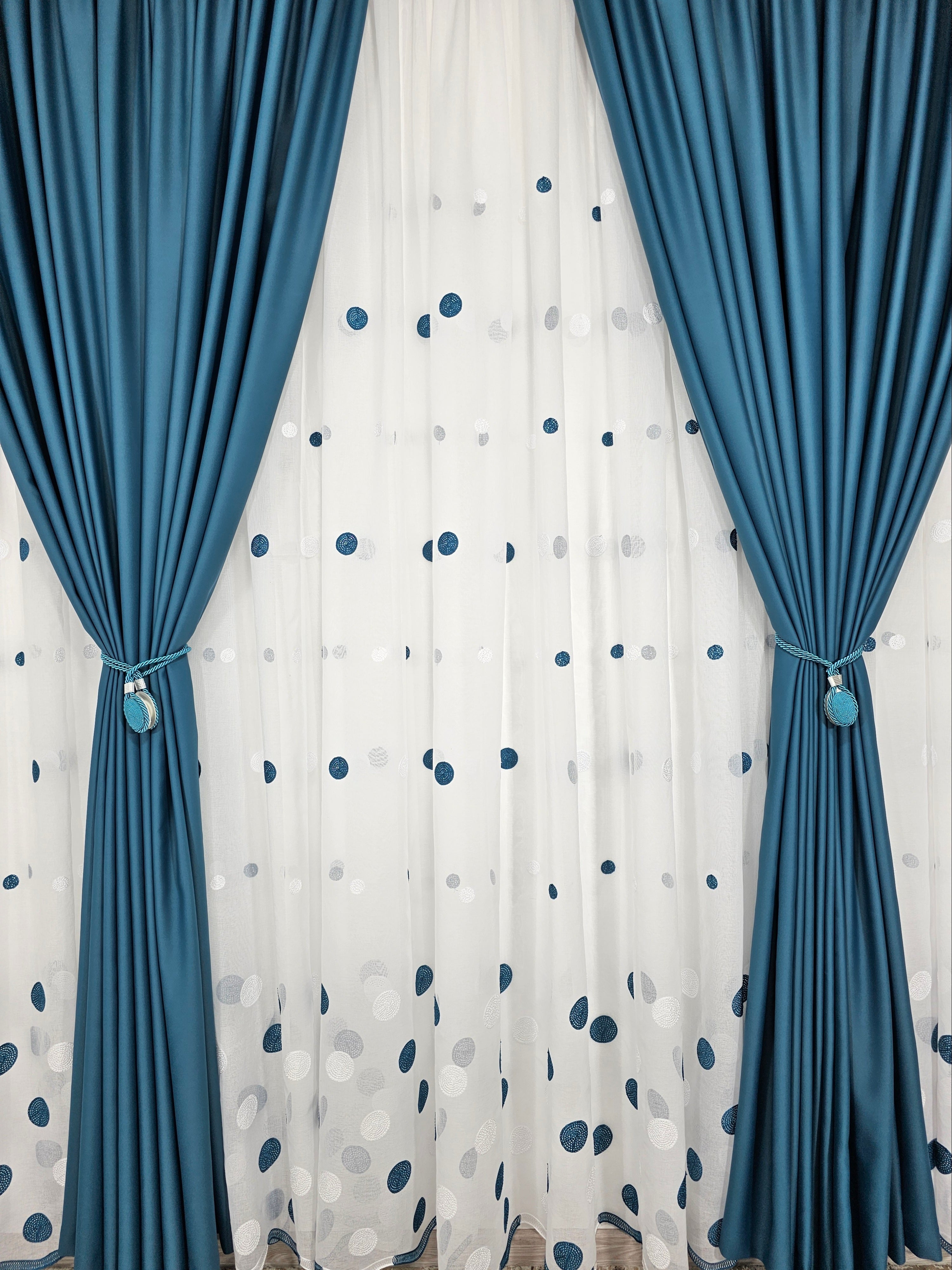 Set Antonio: perdea alba cu buline turcoaz cu draperie simpla turcoaz blackout 90%