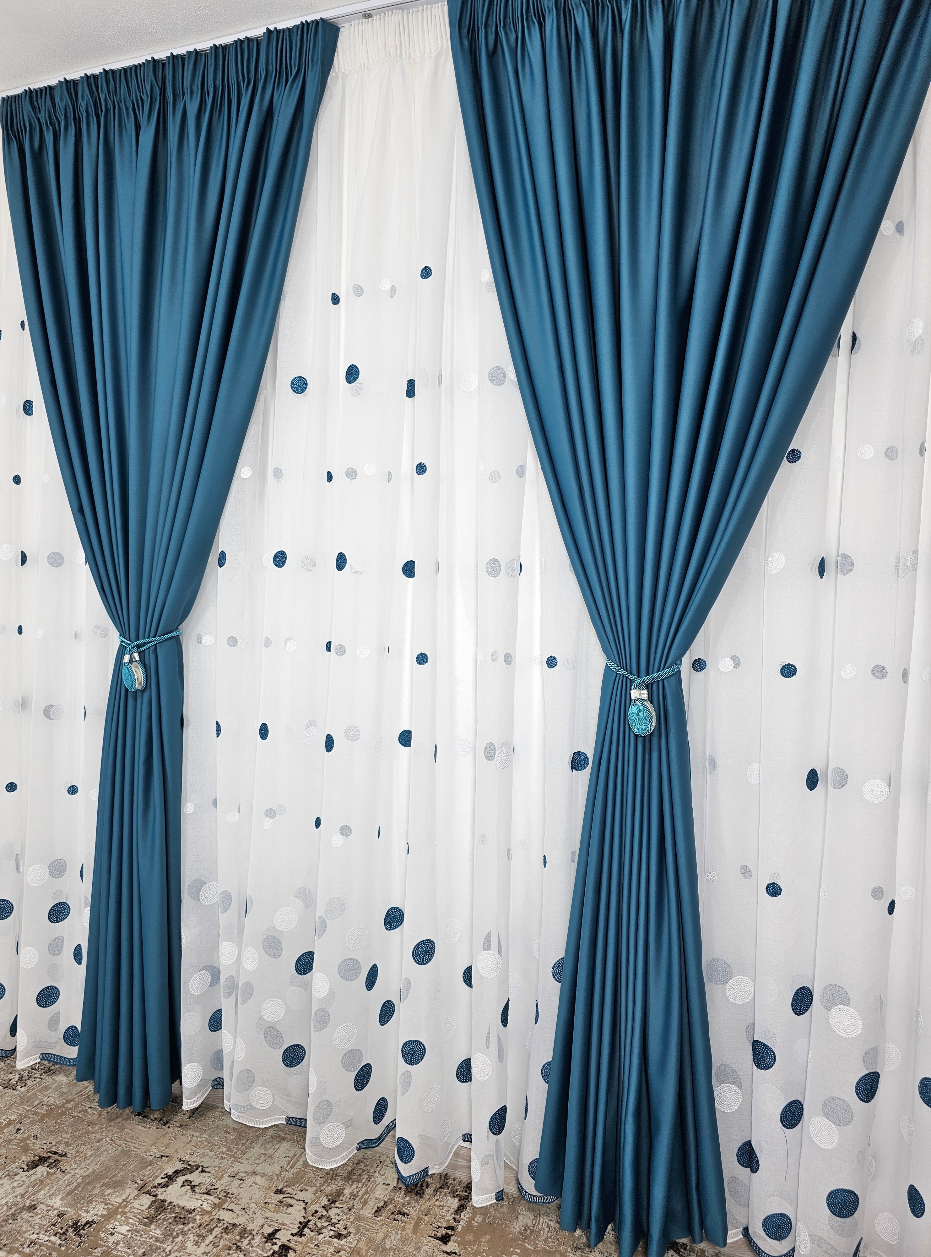 Set Antonio: perdea alba cu buline turcoaz cu draperie simpla turcoaz blackout 90%