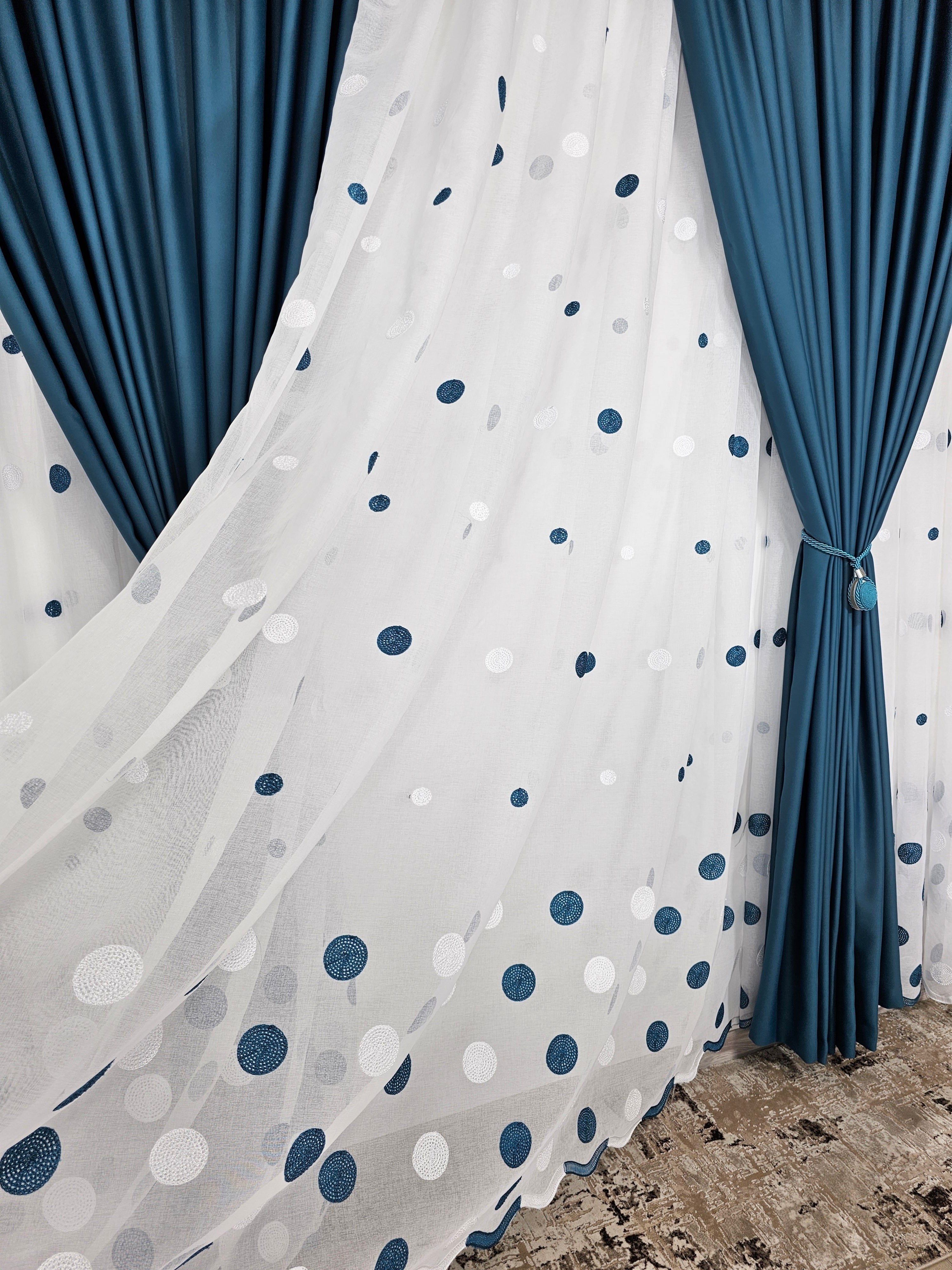 Set Antonio: perdea alba cu buline turcoaz cu draperie simpla turcoaz blackout 90%