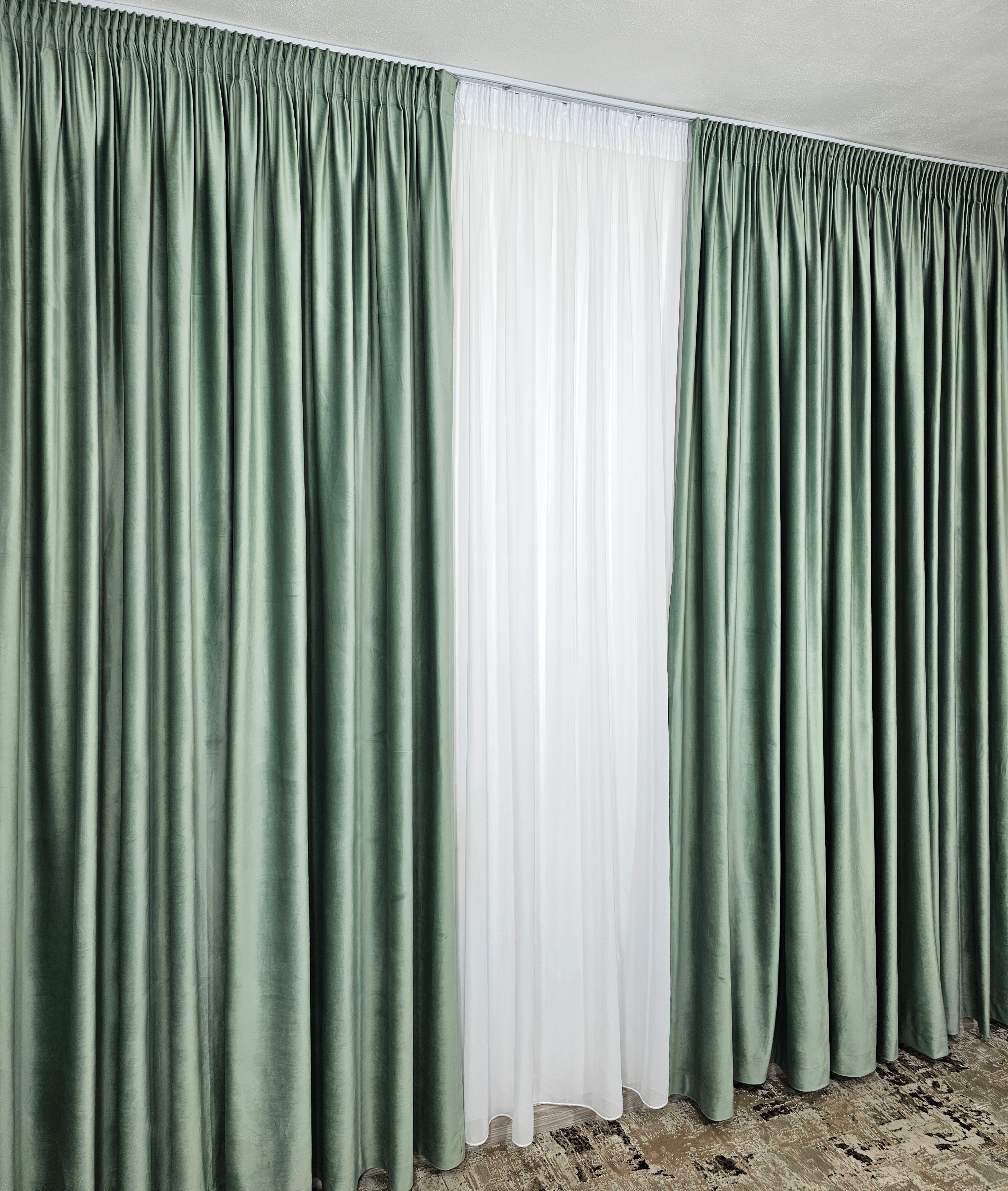 Set Pava: perdea alba simpla din voal cu draperie catifea verde menta