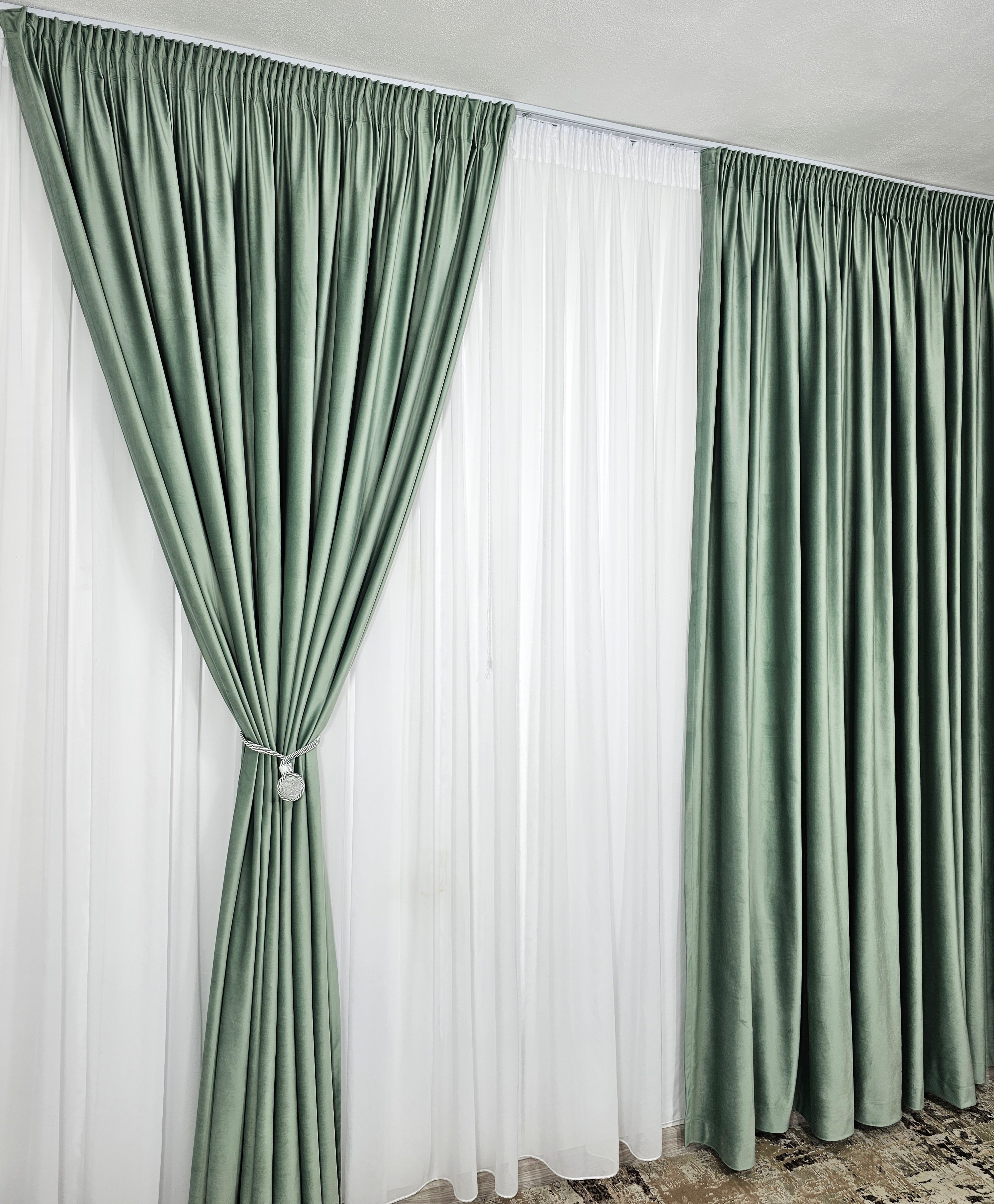 Set Pava: perdea alba simpla din voal cu draperie catifea verde menta