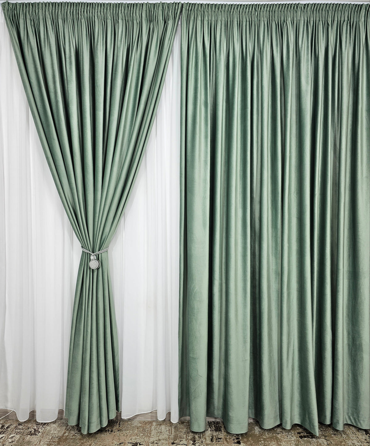 Ideal pentru living sau dormitor cu pat sau canapea verde menta ori crem, pereti albi - Set Pava – Perdea Alba Simpla din Voal si Draperie Catifea Verde Menta – confectionat pe comanda