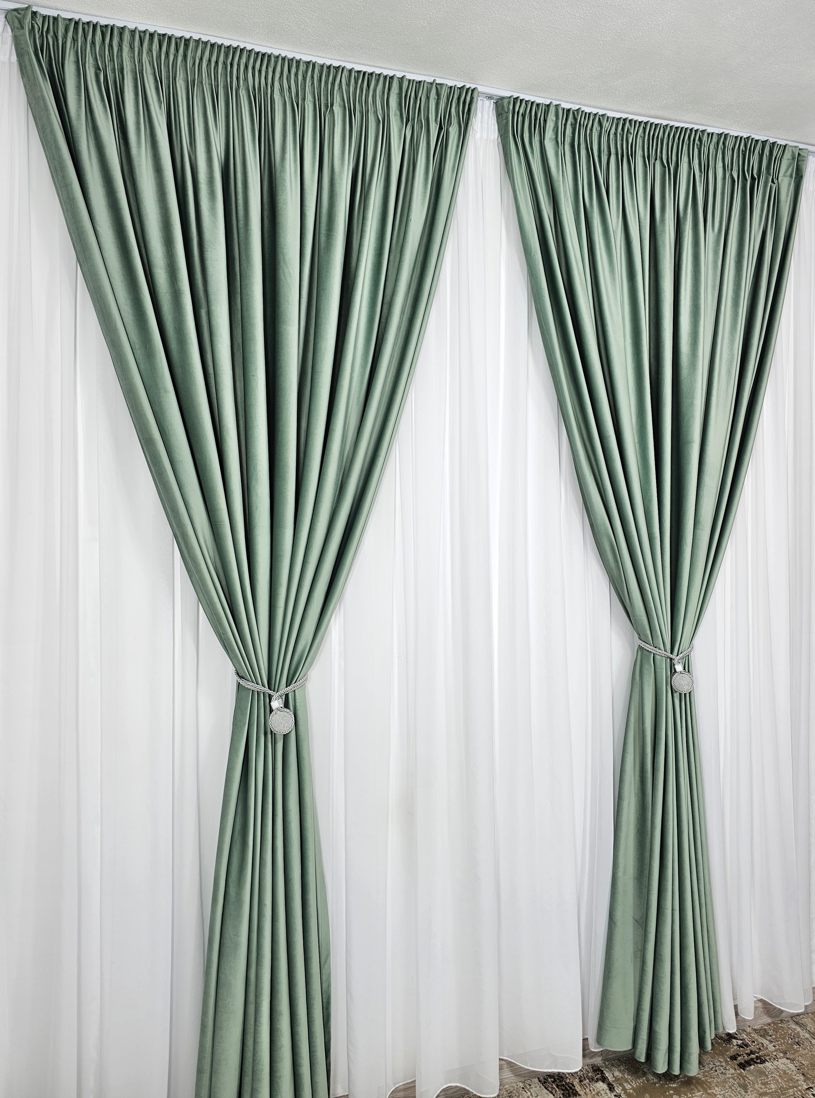 Set Pava: perdea alba simpla din voal cu draperie catifea verde menta